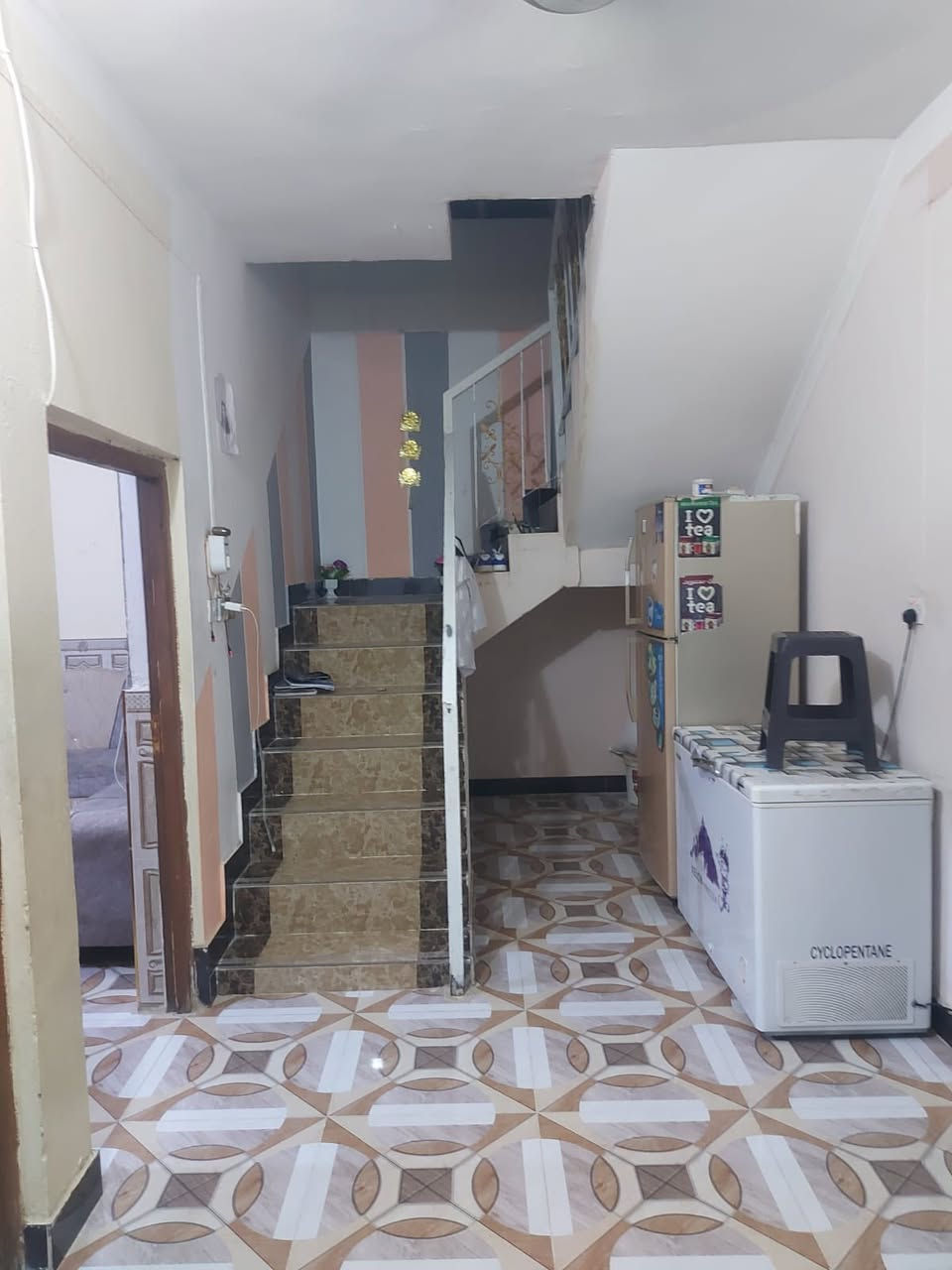 السلام عليكم بيت للبيع المساحه 150متر طابو زراعي سند 25 طابقين بناء حديث الموقع ناحيه كنعان الحميرات قرب شيخ فايز الحميري سعر خاص شراي بي خير ويدلل 
الرقم بي واتساب ***********
