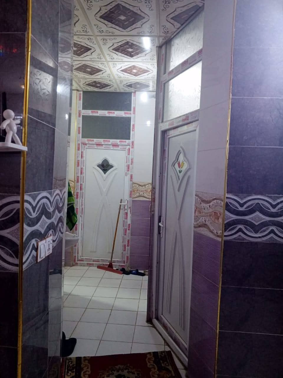 ياالله بيت طابو صرف للبيع تجاري الجمعيه عالجدول قرب اسوق الخالدي بناء حديث درجه اولى طابق ونصف الطابق الاول غرفتين وصاله واستقبال ومطبخ وصحيات داخليه وخارجيه الطابق الثاني غرفتين وصاله وصحيات الغرف ما كاملات بناء طابوق كونكريت ارضيه بورسلين للاستفسار *********** *********** او مراجعة مكتب ابو احمد المرشدي للعقار الجمعيه قرب الملاعب
