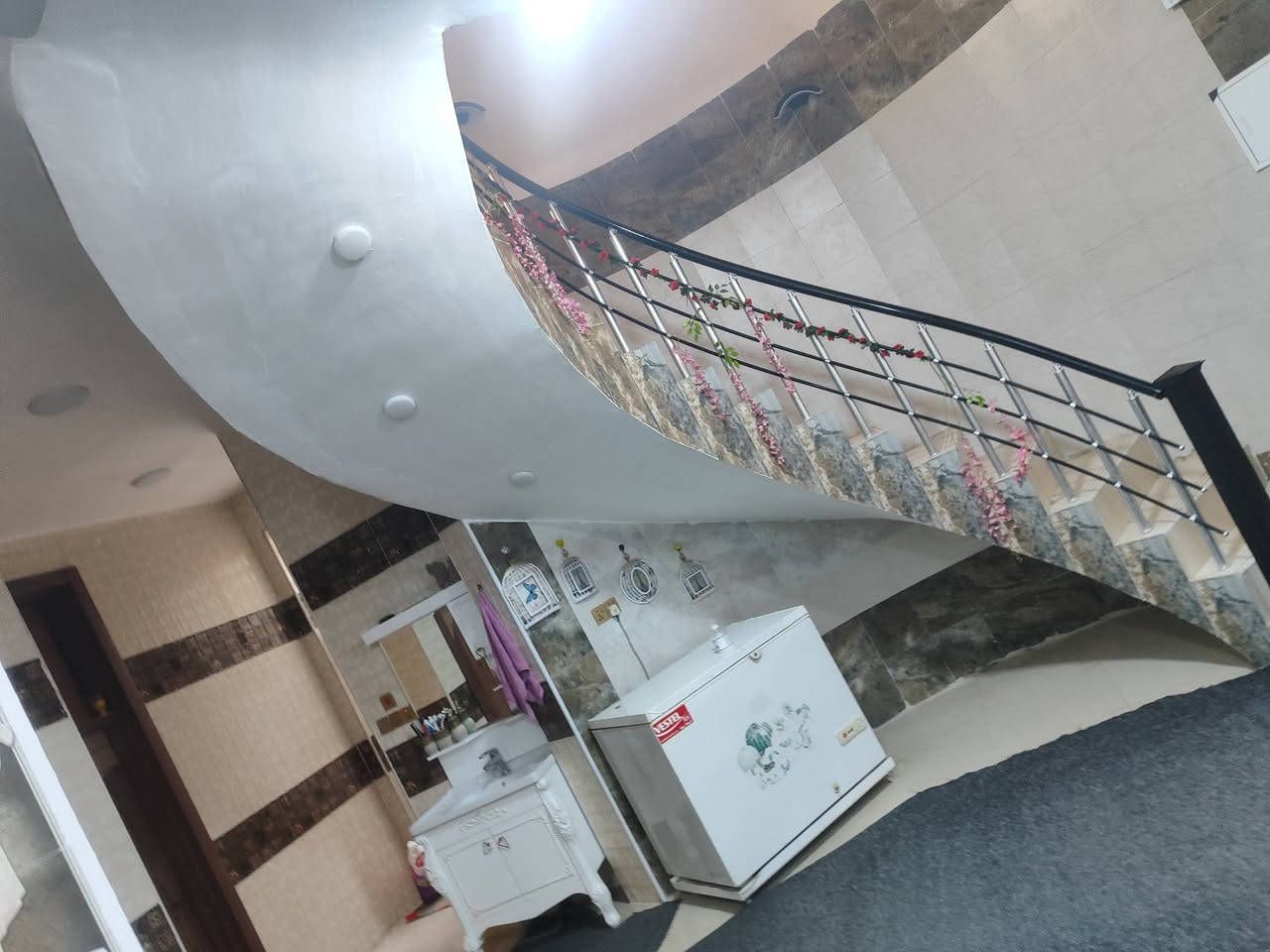 السلام عليكم بيت للبيع بالبكرلي نزلت الشيخ ابو جنان  طابو زراعي سند 25 مساحه 200 متر  اول فرع على اليمين من تدخل للشارع بناء حديث 2023 نهايتها البيت بناء درجه اولى طابقين خمس غرف نوم 
 ////////////******////////
الطابق الاول يحتوي على غرفتين واستقبال وكلدور كبير ومطبخ وصحيات وحمام غربي وشرقي ومناور ثنين وحديقه داخليه بين الغرفه والكلدور وصحيات خارجيه وكراج سياره 
البيبان كلها قاصه والشبيابيك حديد وpvc
////////****//////
الطابق الثاني يحتوي على ثلاث غرف نوم وكلدور وحمام وصحيات 
السطح الاول شتايكر مطبك والثاني ايضا مطبك شتايكر 
البيت شغل درجه اولى الكهربائيات كل اردني وسعودي والماء والمجاري الامل الشريف 
السعر 190 وبي مجال بسيط 

للاستفسار مرتجعة مكتب عقارات  حسين المعموري الكائن قبل جامع سلمان المحمدي 
غو الاتصال على الرقم *********** حسين المعموري
