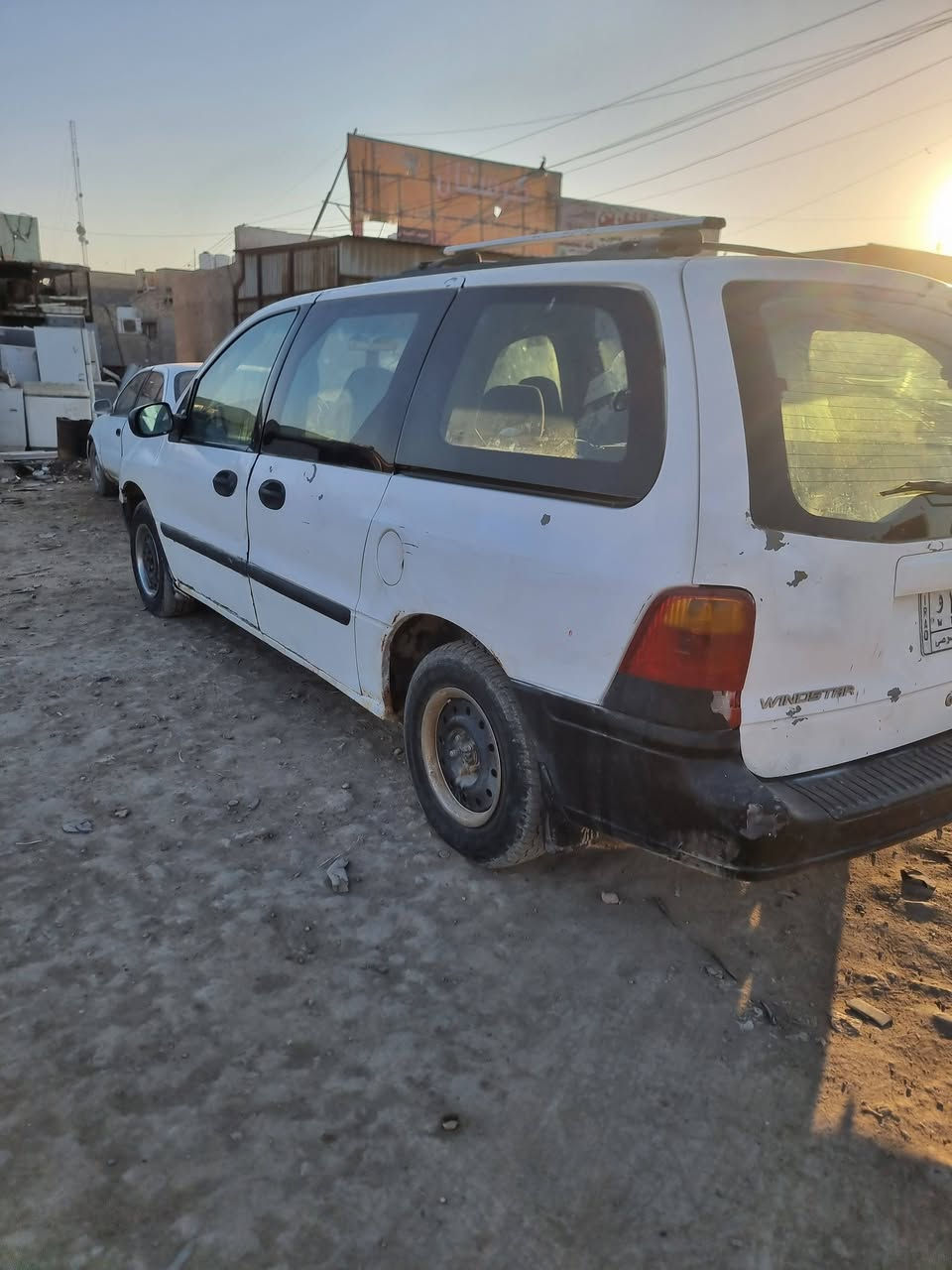 السلام علیکم ورحمة الله وبركاته
.سياره  فورت وندستار  موديل (٢٠٠١)  سنويه 2028 رقمها بغداد 
 مكينه 2400  كامري  ابو الچف 
سبعه راكب 
ما نقصها شي بس بيها خيط بخار و تلحيضات بسيطه وترايك للبصره  
سعر 33 بيها جال  
هے***********
