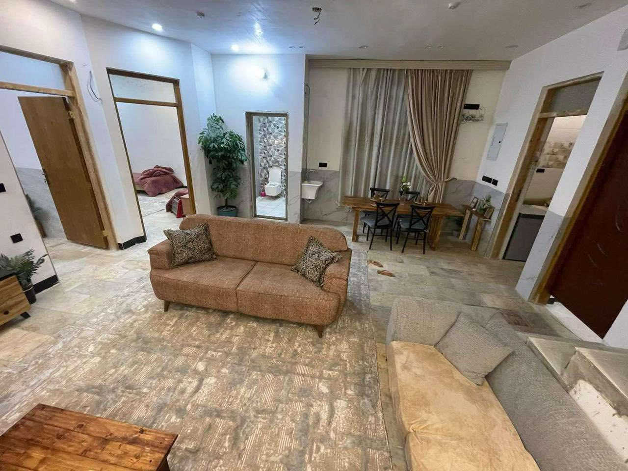 السلام عليكم ورحمة الله وبركاته #بيت للبيع بناء #حديث #Vip ( #طابو  #صرف )

المساحه 200 متر واجهه 9 والنزال 22

العنوان/ #الشعب شارع  #الصحه مقابل مطعم محمد الكردي 

الطابق الاول يحتوي  عل كراج ومدخلين وصحيات خارجية واستقبال كبير ومطبخ  حار ومطبخ بارد وصحيات داخليه وغرف نوم عدد اثنان 2  وصالة كبيرة أيضاً والطابق الثاني يحتوي على غرف نوم عدد اربعة 4  كبيرة وصالة وسطية وخدمات صحية وبلكونه كبيرة  وبيتونه كبيرة وسطح كبير 

ملاحظه مهمه الدار بناء فول درجة اولى ارضية مرمر وكهرباء من احدث وافضل الانواع شغل شركة هندسية اختصاص وماء ومجاري من احدث وافضل الانواع وموقع حلو ومرتب وشارع عريض رصيف جديد البيت بناء سنة 2024 حديث // السعر ٣٦٠ وبي مجال 

معروض بمكتب الكناني ***********
