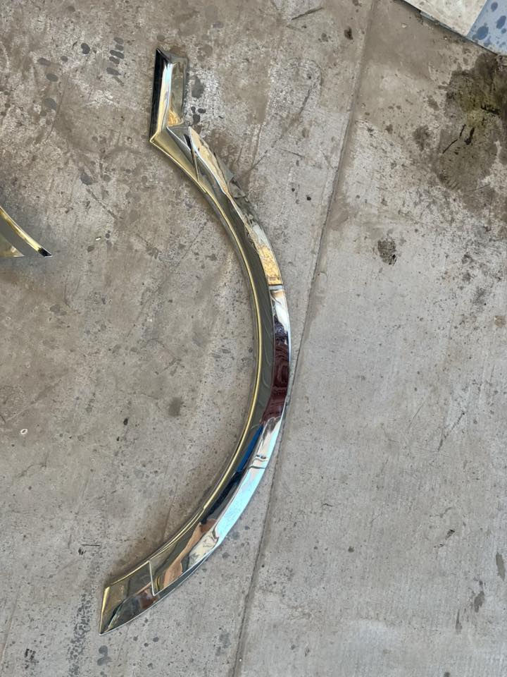 السلام عليكم غراض ستاركس للبيع تلبيسه كامله وكاسحه اماميه نضيفه انضف من الصور بعينك تجي تشوف وداير سستم كامل وكبات ويل17 سعرهن 200وبيهن مجال مكاني بصره ***********
