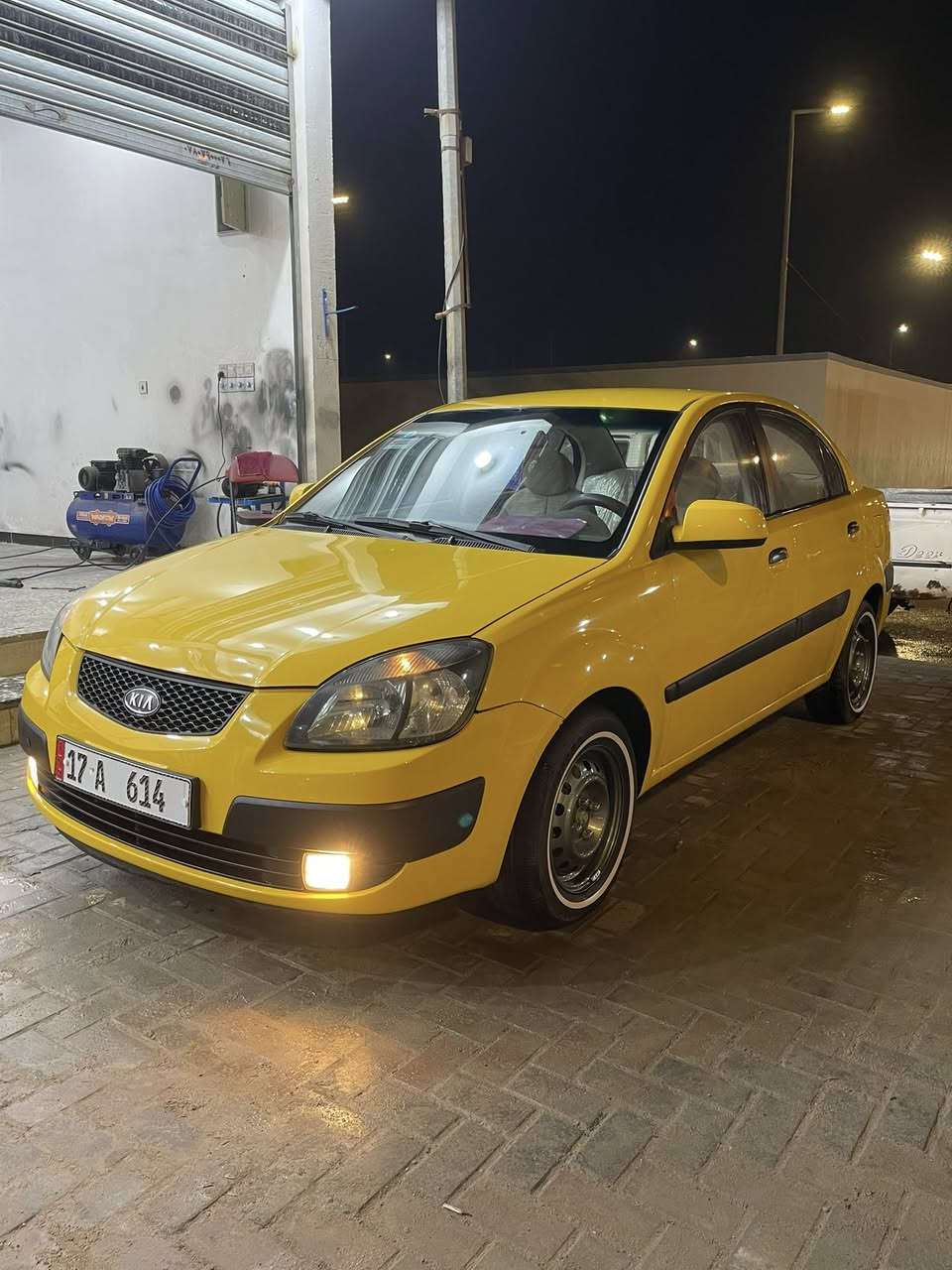 كيا ريو موديل ٢٠٠٧ مكفوله كفاله عامه كير اوتماتيك مكينه ١٦٠٠
باتري وتايرات جدد حداديه ٨٠بل ١٠٠ ب اسمي شخصيا مداور ثاني يوم سياره ماناقصه شي جاهزه 
سعر ٧٩ بيه مجال قليل 
مكان سياره سماوه
***********
