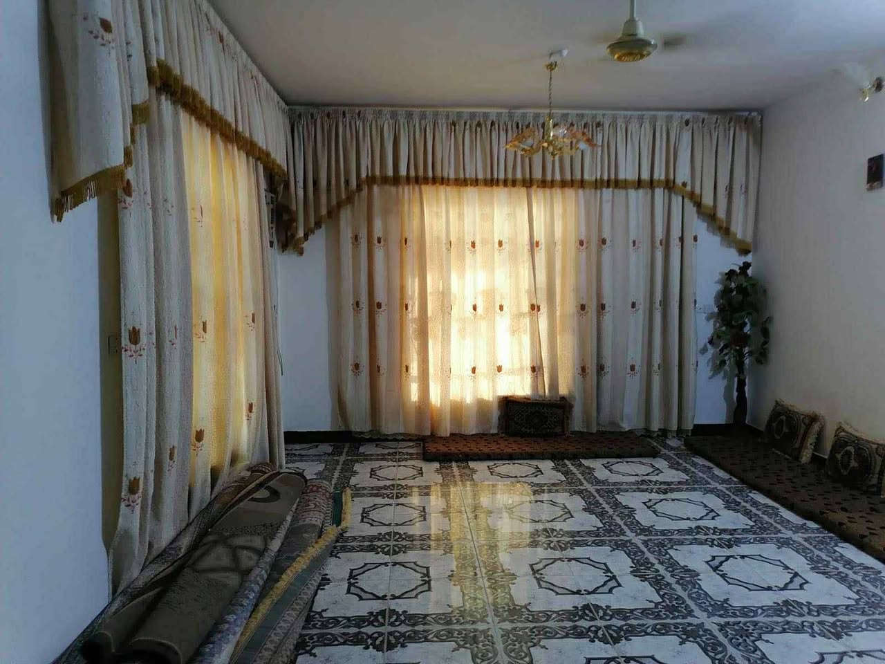 بيت قرب مطار الانبار مساحته اكثر من ٣٠٠ متر مربع مشيد على ارض مساحتها ١١٠٠ متر مع قطعتين بمساحة ٤٠٠ م للقطعة الواحدة معروض للبيع  بسعر مناسب جدا
