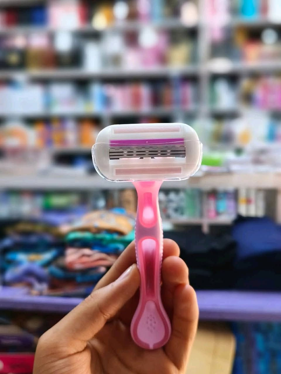 هذا المنتج هو شفرة حلاقة "Wetell Comfortglide Spa Breeze" بثلاث شفرات، ويحتوي على 2قطع، مصمم لتجربة حلاقة ناعمة ومنعشة


**إذا كنت صاحب هذا الإعلان وتريد حذفه لأي سبب، رجاءا أرسل رسالة إلى الدعم الفني**