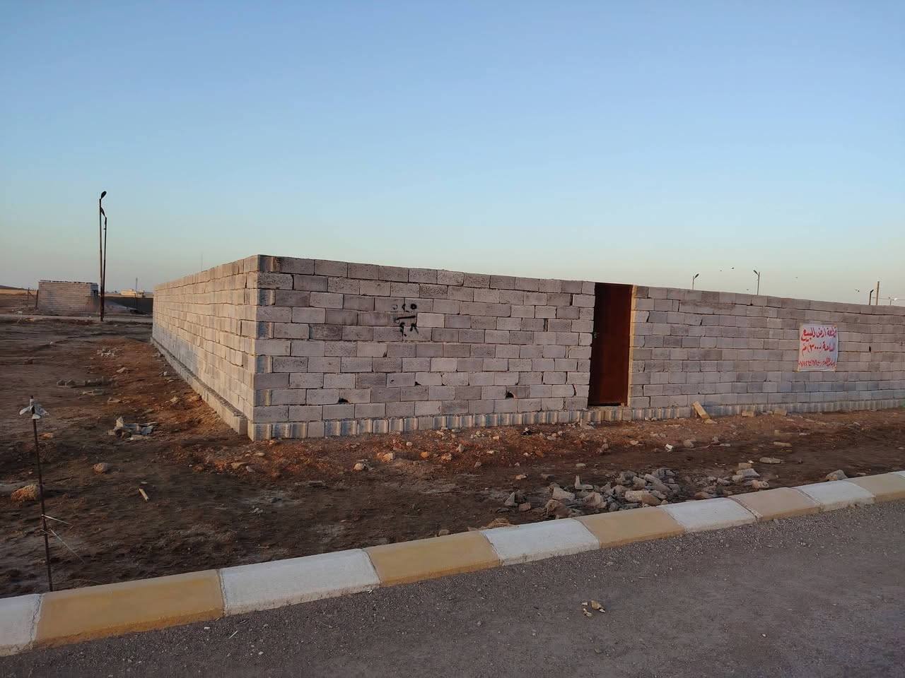 السلام عليكم
عرصه للبيع مساحتها ٣٠٠ متر
مسيجه بلوك
وبيه رقم ومعامله
موقعه قرب الفرقه الثامنه
للاستفسار ***********
