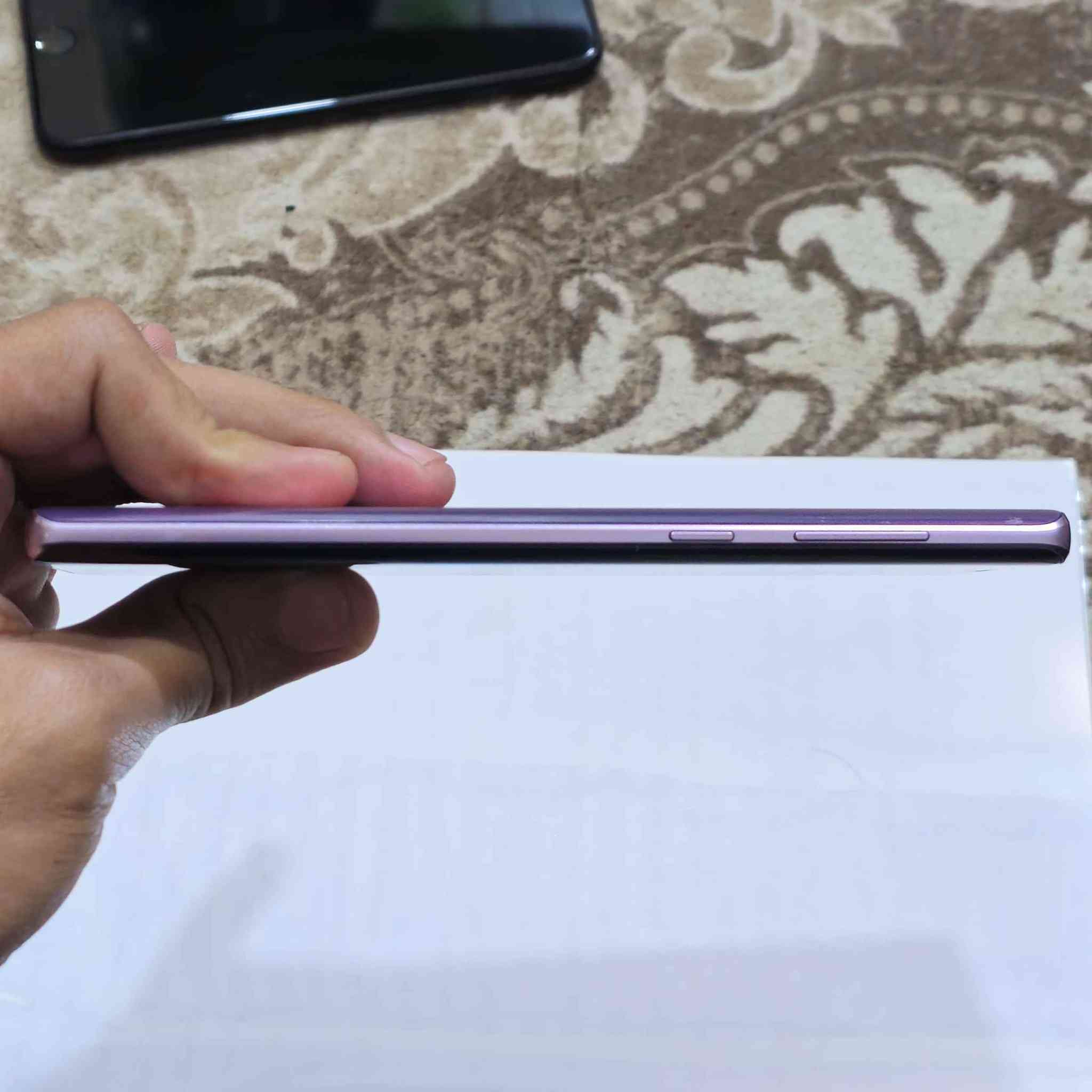 نوت ٩ شرق اوسط
جهاز ما مفتوح ولا مصلح
فقط شاشه طابعه
الشاصي خالي من اي ضرر
بصمه شغاله
نظيف و مرتب شوفة عينك
السعر ٢٠٠ و بي مجال بسيط

اي استفسار تفضل خاص او اتصل على رقمي
مكاني كربلاء حي المهندسين الزراعيين 
متوفر توصيل لجميع المحافظات بشرط تسألني الي يخطر على بالك و اجاوبك علي و تقتنع ١٠٠% لان التليفون اذا ادزه و يرجع شركة التوصيل تأذي
***********
اي استفسار اني حاظر كربلاء, العراق
