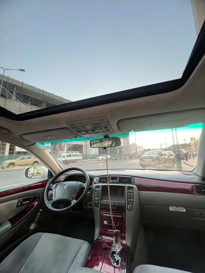 سڵاوو هاوڕێیان
شاهینە ١٨٢ ڕەنگی سلڤەر 
 بێ دووکەڵ  ٢٠٠٥  کۆدی بۆ کراوە 
 بیلاد سپۆرت  بێ بۆیاخ  ئێرە و ئەوروپا
٣ دوگمە  سڵایت بەس موووسس 
 ٦ سیدی بۆکس شاشەو کامێرا تەحدید سورعە
لایتی لۆک عەتەری مارسیدس سوکان کارەبایی 
گێڕ و مەکینە و تەبریت و کارەبای  بەشەرت
هایدرۆلیک و ڕۆنی گێڕ و مەکینەی گۆڕاوە 
تایەی تازەیە وویلی عادی ١٧ ی تۆیۆتای لەژێرە
کامل مەسروفە  بێ کێشەیە 
نرخی ٦٦ گەڵا و مەجالی تیایە 
***********
شوێن سلیمانی
