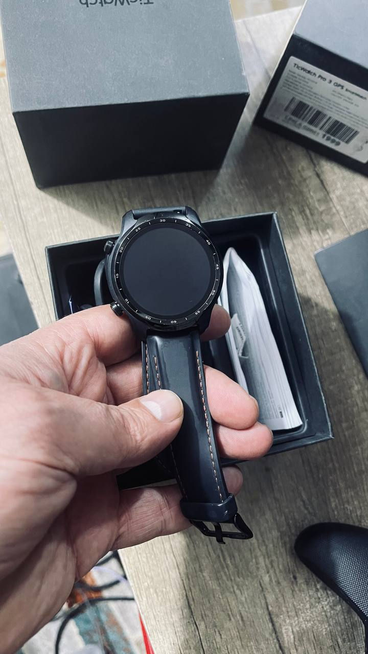هذه هي أبرز مواصفات TicWatch Pro 3 GPS

التصميم والبناء

الأبعاد: نحو 47 × 48 × 12.2 مم

الوزن: حوالي 41.9 غ

الخامات: إطار من الستانلس ستيل مع هيكل من نايلون مقوّى بالألياف الزجاجية

أساور 22 مم قابلة للتبديل

مقاومة الماء والغبار: IP68 ودعم السباحة في المسبح

الشاشة

شاشة مزدوجة الطبقات:

AMOLED قياس 1.4 بوصة بدقة 454×454

شاشة FSTN منخفضة الاستهلاك للعرض الدائم Always-on

زجاج Gorilla Glass 3

المعالج والذاكرة

شريحة Qualcomm Snapdragon Wear 4100

ذاكرة RAM سعة 1 جيجابايت

تخزين داخلي 8 جيجابايت

النظام والتوافق

نظام Wear OS by Google

يعمل مع Android وiOS (بعض الميزات محدودة على iOS)

مساعد Google وGoogle Pay عبر NFC

الاتصال والملاحة

GPS مدمج متعدد الأنظمة (GPS/GLONASS/Galileo/Beidou)

Bluetooth LE وWi‑Fi 802.11 b/g/n

مكبر صوت وميكروفون للمكالمات والصوت

المستشعرات والصحة

مستشعر نبض PPG مع تتبع على مدار الساعة

قياس SpO2 (الأكسجين في الدم)

مقياس تسارع، جيروسكوب، بارومتر، ومستشعر إضاءة

تتبع النوم، الإجهاد، الخطوات، السعرات، وVO2 Max عبر تطبيقات Mobvoi

البطارية

سعة تقريبية 577 mAh

عمر بطارية حتى 3 أيام في وضع Smart Mode

حتى 45 يومًا في وضع Essential Mode منخفض الاستهلاك

شحن بمشبك مغناطيسي

ميزات إضافية

وجوه ساعات متعددة، تحكم بالموسيقى، إشعارات، تطبيقات متجر Google Play

دعم أوضاع تمارين متعددة مع تتبع دقيق للمسارات عبر


**إذا كنت صاحب هذا الإعلان وتريد حذفه لأي سبب، رجاءا أرسل رسالة إلى الدعم الفني**