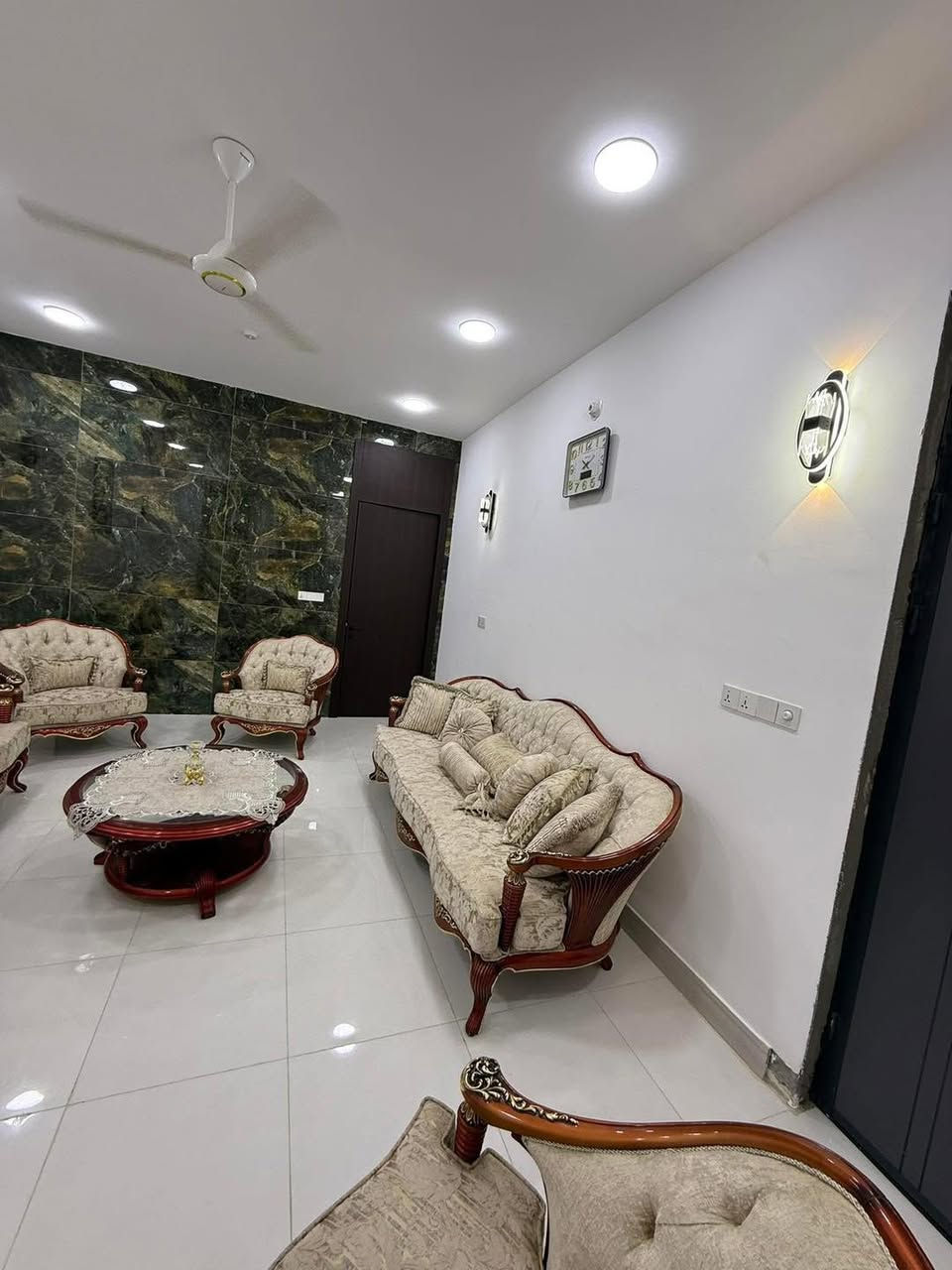 🏠 / دار للبيع المساحة ٢٠٠  م طابو صرف 

                     واجهه ١٠ م / نزال ٢٠  م

🧱 بناء حديث درجة اولى مودرن ( بأشراف مهندسين )

           ( علماً ان الدار مطلوب ٦٠ لصندوق الاسكان ) 

الطابق الاول / مطبخ حار بارد. أستقبال  . هول .غرفتين نوم . مجمع  صحيات  . كراج كبير . 

الطابق الثاني / اربع غرف نوم نظام سويت . هول . مجمع صحيات 

🌏 الموقع / شارع الكابينات ( حي الامام )قريب جداً من شارع ٨٠
           
                        خلف عيادة ماربل لطب الاسنان  

                        ( ٣٠ م يبعد عن شارع ٨٠ )

#لمعرفة_السعر  (((مراسلة الصفحة )))

 للأستفسار أكثر مراجعة مكتب 

#الحسنين_للعقار_والمقاولات بداية شارع الحسينية من جهة شارع ٦٠ او الاتصال 

***********
