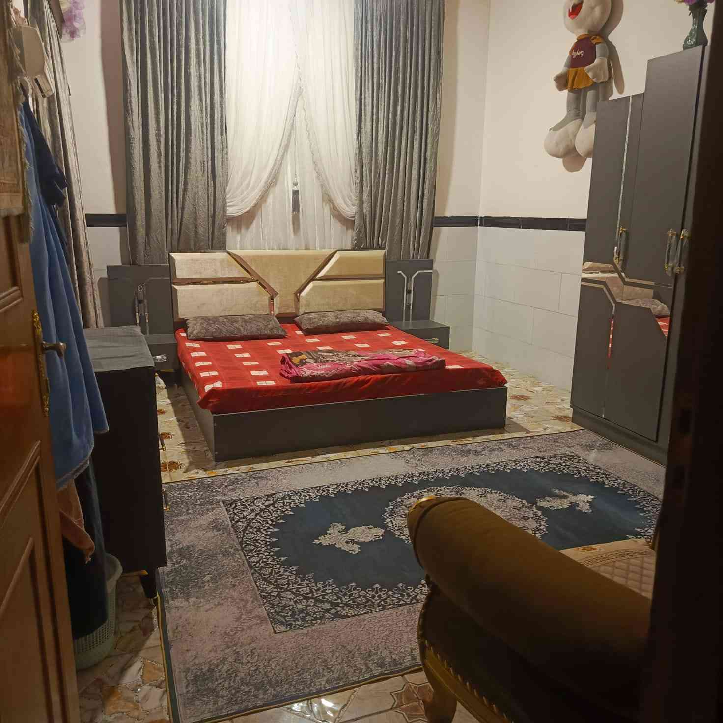 بيت طابو زراعي باسم عراقي بيت موقعه كلش راقي وعلى شارع تبليط ويصير ثاني بيت عن الشارع الرئيسي السايدين مساحة 200 متر يحتوي على محل وصحيات داخليه وخارجيه وكراج لسياره ويحتوي على مطبخ واستقبال وصاله و 4 غرف نوم 3 جوه وحده فوك السكف كونكريت مسلح ايزوكام بيت ركن على شارعين العنوان بصره ابو الخصيب حي العسكري السعر 100 وقابل للتفاوض للاستفسار ***********
