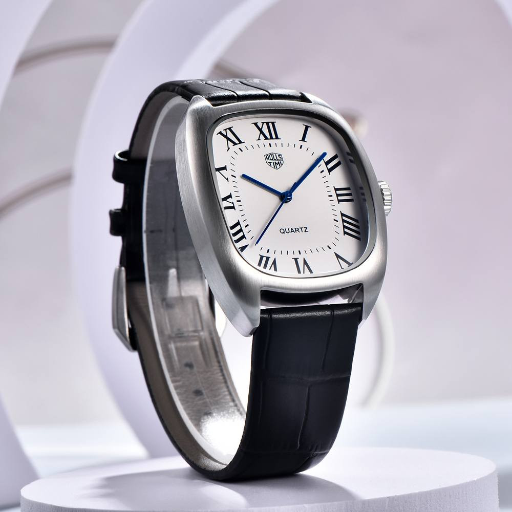 السلام عليكم ساعة اليد في الصورة هي طراز RollsTimi RT7904 للرجال. تتميز هذه الساعة الكلاسيكية ذات الطابع العتيق بهيكل على شكل وسادة (cushion case) مع قرص أزرق وحزام من الجلد الأزرق.
تشمل الميزات الرئيسية ما يلي:
الحركة: تعمل بحركة كوارتز يابانية VH31، والتي توفر دقة عالية وتحريكاً سلساً لعقرب الثواني يشبه الحركة الميكانيكية.
المواد: العلبة مصنوعة من الفولاذ المقاوم للصدأ، ونافذة المينا مصنوعة من زجاج Hardlex المقاوم للخدش.
مقاومة الماء: الساعة مقاومة للماء حتى عمق 50 مترًا، مما يجعلها مناسبة للاستخدام اليومي مثل غسل اليدين والتعرض للرذاذ.
التصميم: تتميز بعلامات ساعات رومانية على المينا الأزرق وشكل علبة بيضاوي أو مربع كلاسيكي.


**إذا كنت صاحب هذا الإعلان وتريد حذفه لأي سبب، رجاءا أرسل رسالة إلى الدعم الفني**