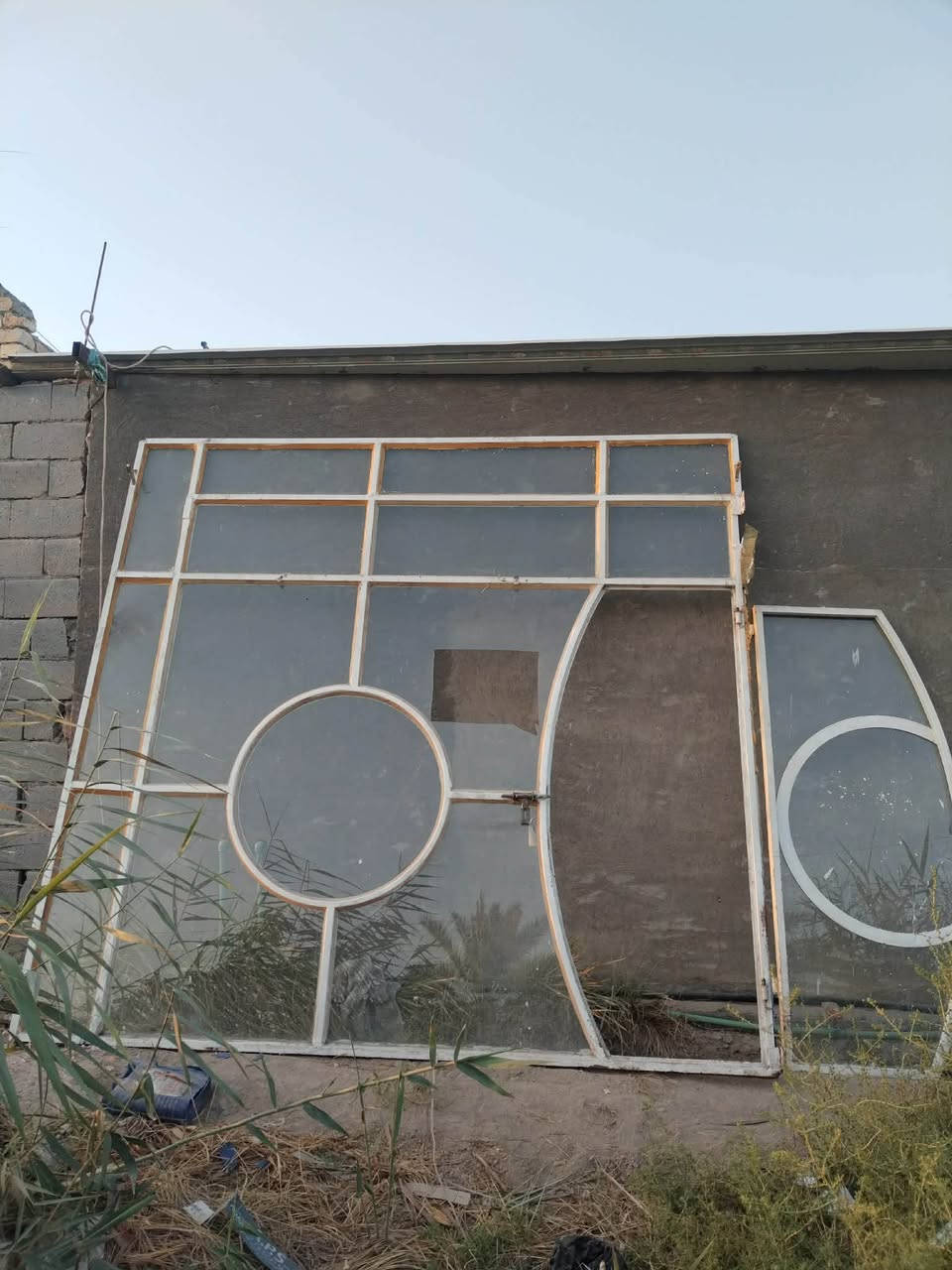 📢 جام خانة (واجهة زجاجية) مستعملة للبيع
المواصفات والتفاصيل:
 التصميم: واجهة حديد مميزة مع زجاج، تحتوي على نقشة هندسية دائرية وقوس جانبي يمنحها مظهراً جميلاً.
 الحالة: مستعملة وبحالة جيدة (كما موضح في الصور)، تحتاج فقط إلى تنظيف بسيط وجاهزة للتركيب.
 الاستخدام: تصلح للمحلات التجارية

📌 ملاحظة: البيع لأعلى سعر (أو يُرجى التواصل للاتفاق على السعر). المعاينة والاستلام في [المسيب هورحسين مقابل عمود 634]
للتواصل الاتصال على رقم ‭***********‬
