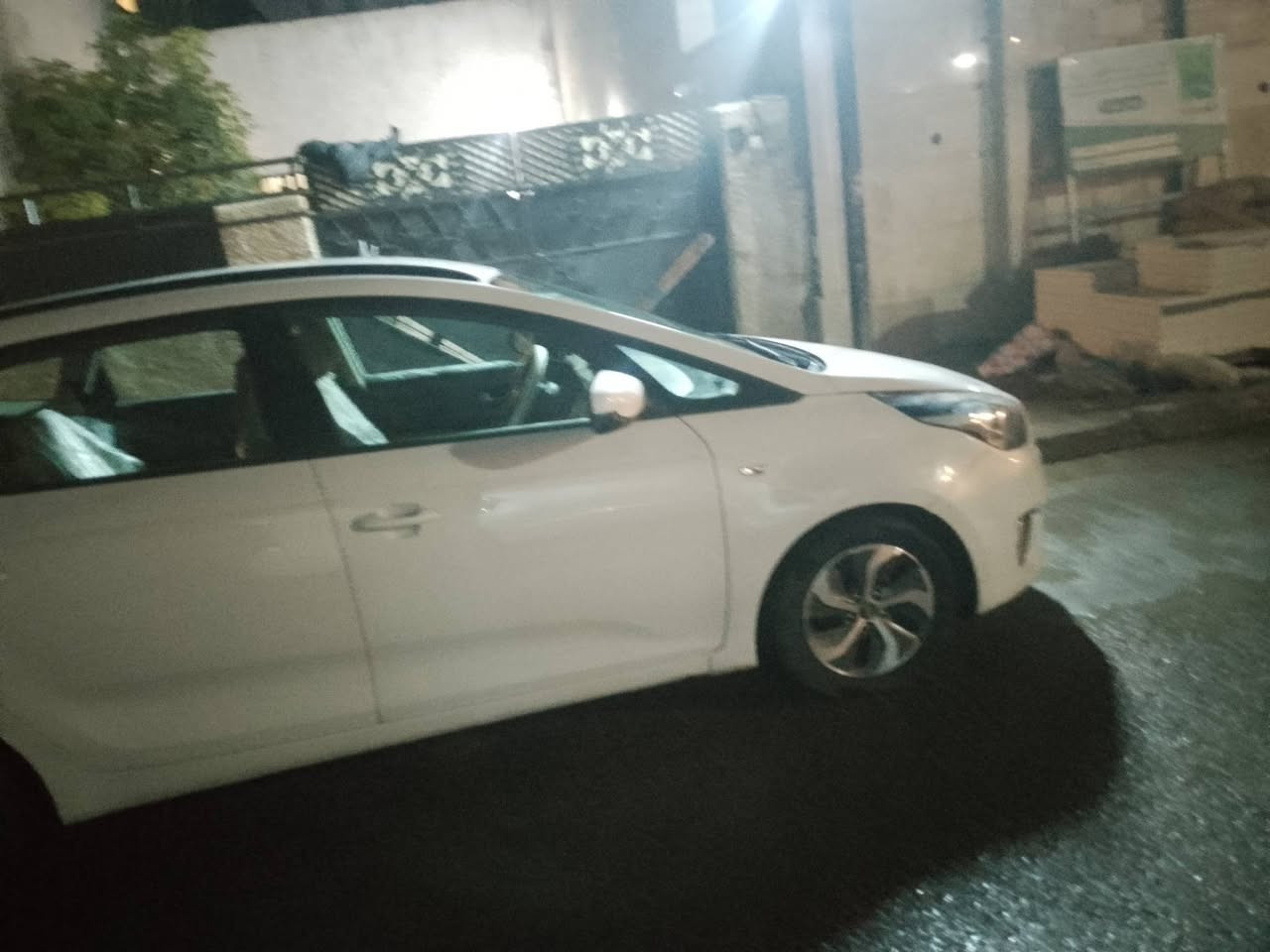 كيا كارنزة موديل 2014 
سيارة نضيفة بس بيهة طخة بل صندوك بارد وبل بنيد 
مكينة سيارة 2000 دوش  مكينة وكير مكفولة  ورقم وسنوية جديدة 
سيارة 7راكب تحكم سترن و شاشة وكامرة  وتدفئة وتبريد 
ومري كهربأية  سيارة نضيفة 
لسعر 132 وبي مجال بصيط 
الرقم التواصل 
‏‪***********
العنوان بغداد بغداد جديدة
