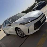 ،  تويوتا كامري ٢٠٢٥ بانزين  ضمان شركة ساز ماشية ١١ الف كيلو بيها رصعا...