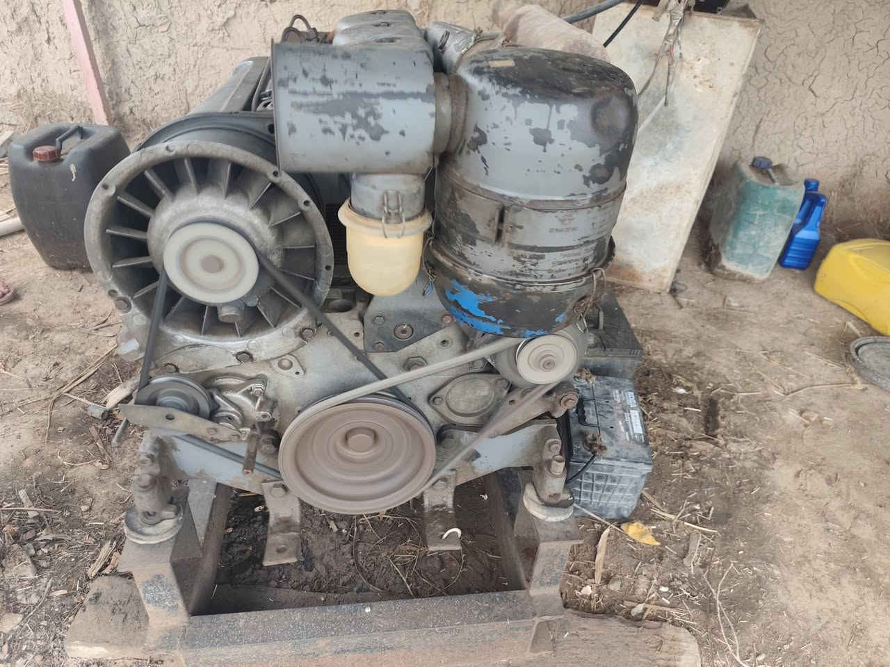 السلام عليكم 
محرك ألماني 3 بستم (ابو الصاروخ) مامفتوح بلادي مال الشركه (بي خيط تبخير بسيط)
مربوط عليه مولده ايطاليه30 كيفي ثري فيز طبعا المولده مال الشركه ما مفتوحه
للتواصل ***********  ***********
