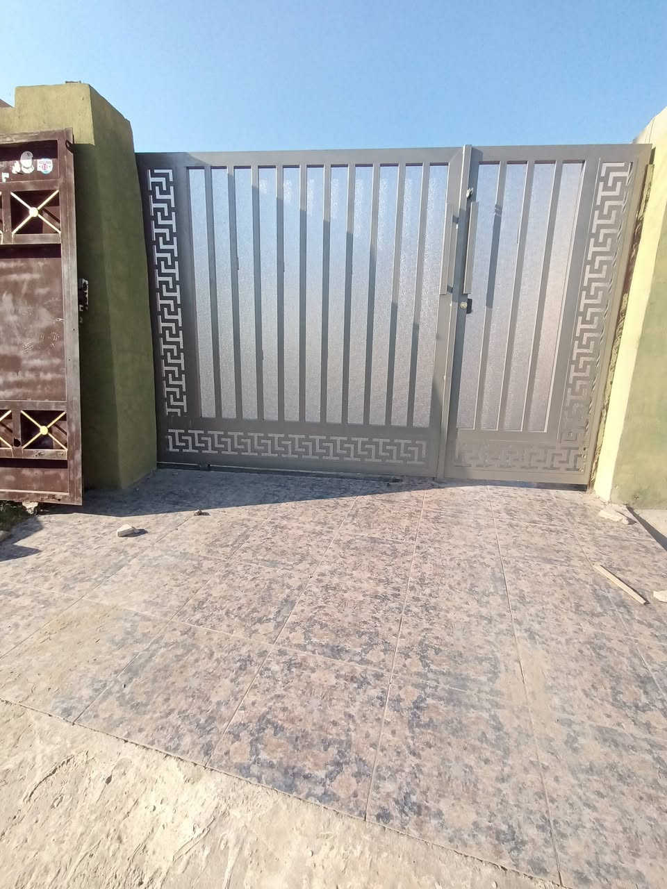 نقدم لكم الافضل مع حدادة ابو آدم نعلن لكم عن توفر جميع الفصالات والأشكال الهندسية الأبواب الحديدية الداخلية والخارجية وفق مواصفات عالية 
وكذالك السقائف حيث تتوفر لدينا عدة موديلات وبأسعار مناسبة جدا جدا 
أما بالنسبة للسندويش بنل عازل للماء وضد الحريق 
#ملاحظه يوجد خصم في جميع الاسعار 
يوجد لدينا نظام الأقساط بدون مقدمه 
للاستفسار ***********او ع واتس اب
العنوان تكريت الحي الصناعي
