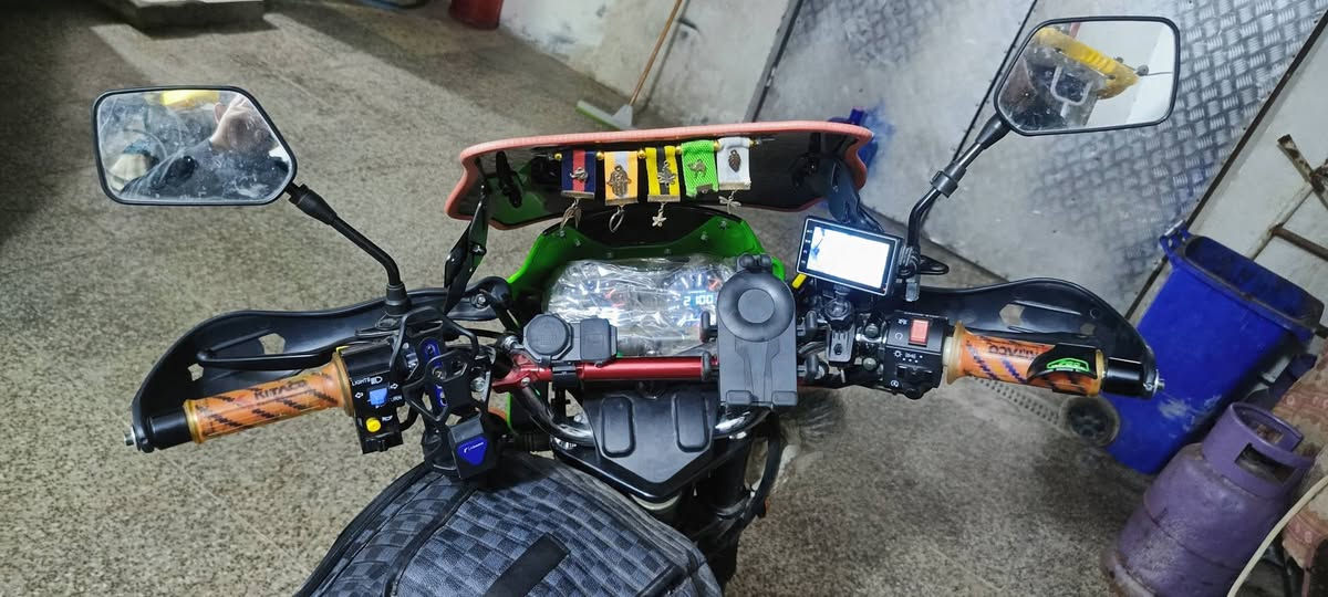 السلام عليكم دراجه دايوان جبلي زيرو ماشيه 659كيلو قابل للزياده لون اخضر رقم اربيل عليهه جنط 3 وجامع اماميه يدات سكليتر جلاتين وماسك تليفون وماسك بطل وشاحنه اصليه شحن سريع وشفت ستيرن وجهاز جي بي اس وداش كام امامي وخلفي تاير ماركه خلفي عريض جلاتين مع دوشمه كامله ربع متصر عليهه سعر ب2800وبيهه مجال بسيط  ***********
