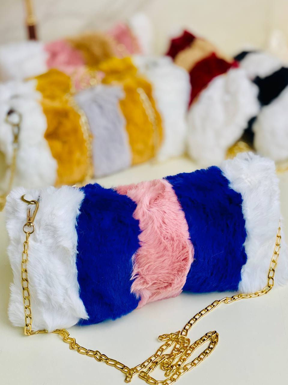 👛ترند الموسم👛
🎁حقيبة يد صغيرة من القماش الفرو 💸، مع سحاب ذهبي👛 وشريط يد أسود. 
 🔔مصنوعة من قماش خفيف الوزن ومتين

دزاين جديد لموسم 🎶2026
تركي درجة اولى 🇹🇷💯
كوالتي عالي جدا 👍♥️

🎁متوفرة ب 9 الوان 🎁

السعر 8 الاف 

🚘يوجد خدمة توصيل لجميع محافظات العراق ٤ الاف🚘


**إذا كنت صاحب هذا الإعلان وتريد حذفه لأي سبب، رجاءا أرسل رسالة إلى الدعم الفني**