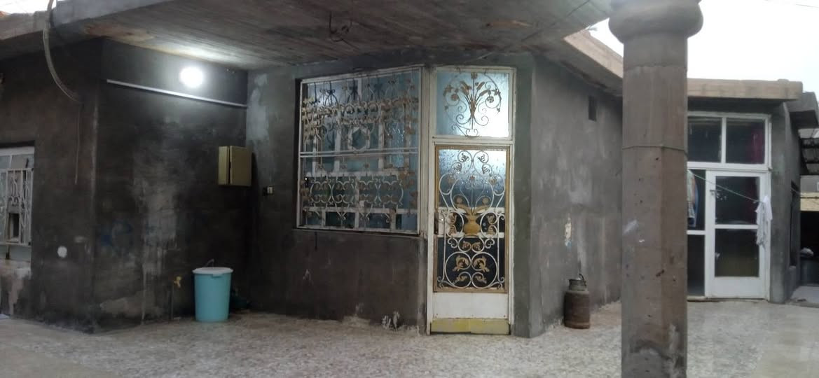 الدار للبيع في منطقة الطهمازية عمود 99 نهاية تبليط البيت يتكون غرفتين غرفة نضام سويت واستقبال وهول ومطبخ ومجمع صحيات داخلية وخارجية مساحة البيت 300 السعر 65 وبي مجال اتصال ***********
