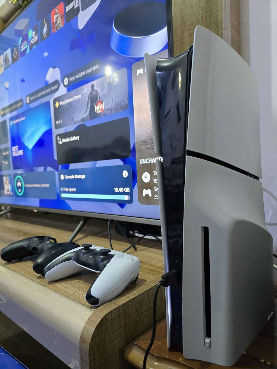 جهاز بلايستيشن 5 سلم اخو الجديد كسر كارتون استعمال جداً قليل للبيع
كارتون وملحقات اصلية كاملة وجويستك بلادي اصلي 
السعر 610 وبي مجال بسيط
*********** / يوجد توصيل لكل العراق شرط دفع مبلغ مقدمة بسيطة لضمان التوصيل الحال, واسط
