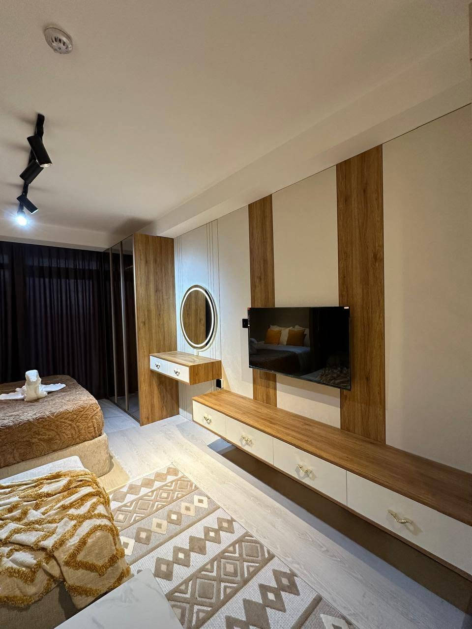 💠شقة استثمارية للبيع  في مشروع امباير بيرل  💠
🏢أمباير بيرل تاورز _Empire pearl Towers

الشقة مؤجره حاليا ب500$ شهريآ مع نظام دفع مقدمة كل شهرين(1000$)

🟣 يقع المشروع في داخل مجمع أمباير على شارع 100م و بالقرب من دريم ستي و مطار أربيل الدولي.

-شقة تتكون من 👇

-مساحة 50م

-غرفة نوم

-مطبخ 

-صحيات

-طابق 3

-واجهة داخلية

للاستفسار اكثر التواصل على الرقم (***********)
