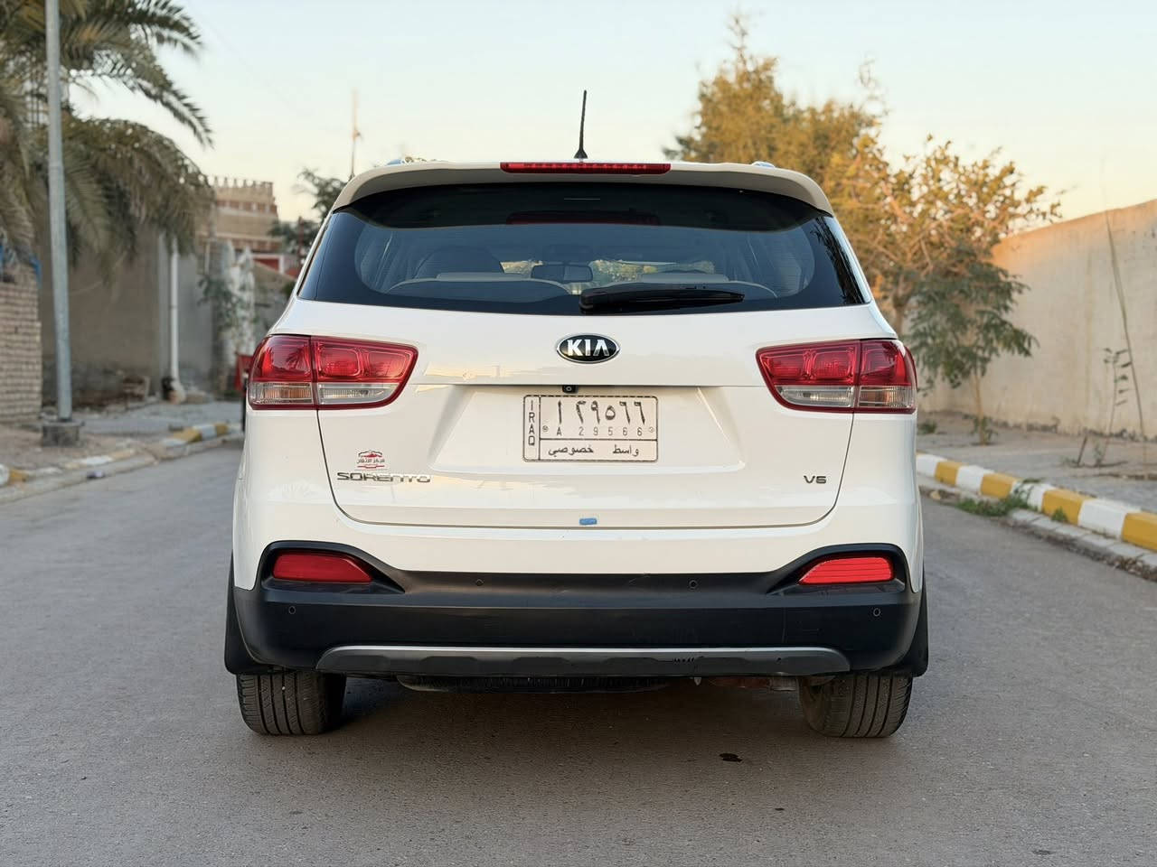 السلام عليكم كيا سورنتو موديل 2016 خليجي محرك 6 سلندر 
السيارة كفاله عامه عدا الباب الخلفي واضح بالسونار المرفق بالصور بدون فتح 
محرك 6 سلندر 
7راكب 3 قطع تبريد بصمه ابواب وتشغيل والباقي المواصفات المعروفه 
حداديه تخم تاير كله جاهز شرط الفحص 
السعر 188 ماكو هيج سعر ع هيج نظافه مكاني واسط قضاء الحي
***********
***********
