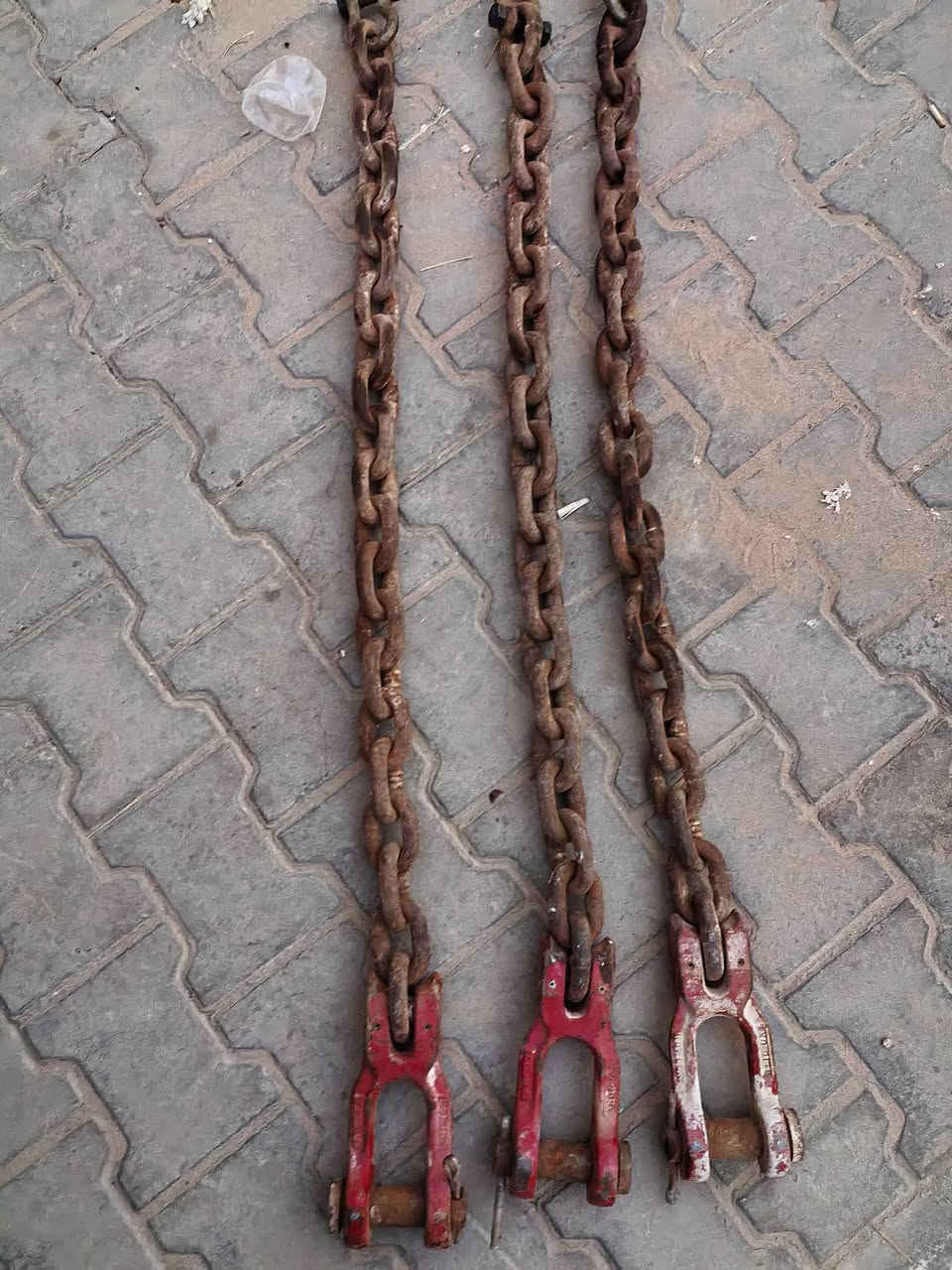 السلام عليكم ورحمة الله وبركاته للبيع سلاسل سحب قطر ١٦ملم طول ١،٢٠سم كريد ١٠٠فولاذ اصليه ام الختم اوربيه نضيف العنوان النجف الاشرف ***********
