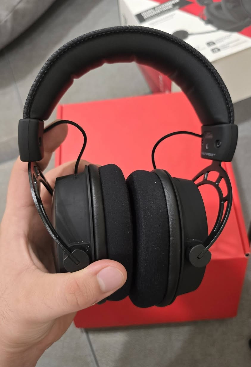للبيع سماعة HyperX Cloud Alpha S 

السماعة استعمال خفيف ونظيفة كلش، وحالتها ممتازة ومبينة من الصور.

وياها جميع الملحقات الأصلية:

- المايك
- الواير
- كرت الصوت USB
- الجنطة مالتها
- الكارتون

تدعم جميع المنصات وتشتغل على أغلب الأجهزة، منها البلايستيشن، الإكس بوكس، البي سي، اللابتوب، والموبايل.

السعر 85 ألف ، وبي مجال بسيط للطيبين.


**إذا كنت صاحب هذا الإعلان وتريد حذفه لأي سبب، رجاءا أرسل رسالة إلى الدعم الفني**