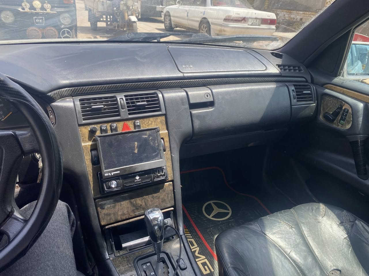 السلام عليكم
مارسيدس ام عيون موديل ٩٧  للبيع محرك جديد vvt 3000 كير خيرمن الله حداديه جيده 
شاشه كامرا
سنتر لوك ابواب وجنطه 
فتحة قماره تاير باتري جدد
السعر ٧٥ وبيها مجال 

تحويل مباشر 

العنوان ذي قار -الرفاعي ***********
،
