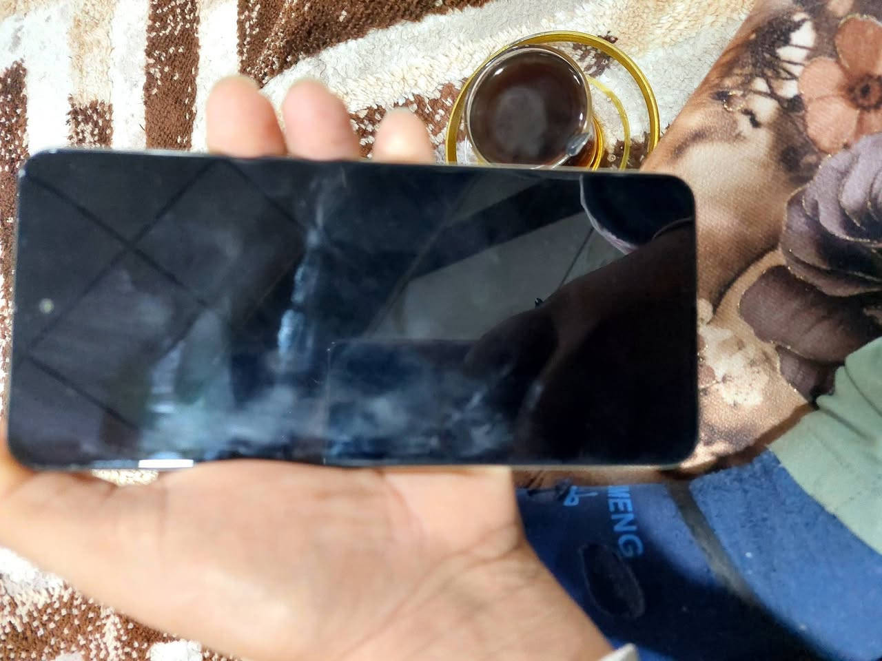 ريلمي C75 كجهاز اقتصادي متين بمقاومة عالية للماء والغبار (معيار IP69)، وشاشة 6.72 بوصة FHD+ بمعدل 90 هرتز، ومعالج MediaTek Helio G92 Max، مع ذاكرة تخزين 256 جيجابايت و8 جيجابايت رام، بالإضافة إلى بطارية ضخمة بسعة 5828 مللي أمبير وشحن سريع 45 واط. المواصفات التفصيلية لهاتف ريلمي C75: الشاشة: 6.72 بوصة من نوع IPS LCD، دقة \(1080\times 2400\) بيكسل (+FHD)، سطوع حتى 690 شمعة، ومعدل تحديث 90 هرتز.المعالج: ميدياتك Helio G92 Max ثماني النواة (12 نانو ميتر) مع معالج رسومي Mali G52.الذاكرة والتخزين: 8 جيجابايت رام + 256 جيجابايت مساحة تخزين داخلية، مع دعم رام ديناميكية إضافية.الكاميرات:الخلفية: مزدوجة/ثلاثية 50 ميجابكسل (رئيسية) مدعومة بالذكاء الاصطناعي.الأمامية (سيلفي): 8 ميجابكسل.البطارية والشحن: بطارية 5828 مللي أمبير تدعم الشحن السريع بقوة 45 واط.نظام التشغيل: أندرويد 14 مع واجهة ريلمي UI 5.0.المتانة: مقاومة للماء والغبار بمعيار IP69 وشهادة TÜV Rheinland، وحماية عسكرية للشاشة.مميزات إضافية: منفذ USB Type-C، مستشعر بصمة، دعم تركيب شريحتين 4G وكارت ذاكرة خارجي. المميزات الرئيسية: مقاومة استثنائية للماء والغبار (IP69).بطارية ضخمة وشحن سريع 45 واط.شاشة بدقة FHD+ وتحديث 90 هرتز.مساحة تخزين كبيرة (256 جيجابايت). العيوب: المعالج Helio G92 Max بمعمارية 12 نانو قديمة نوعاً ما، مما يجعله أداءً اقتصادياً وليس للألعاب الثقيلة.نوع الشاشة IPS LCD وليس AMOLED.لا يدعم تقنية NFC. 
السعر 175الف وبي مجال بسيط 
***********
