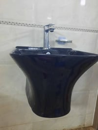 مغسلة تعليق • بدون خلاط • مستعمل قليل