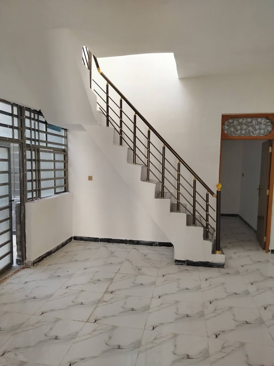 السلام عليكم بيت للبيع المساحه ١٠٠ متر البراكيه شارع المعمل مقابيل مدرسة علي الرماحي اساس صب كونكريت سقف صب كونكريت بناء طابوق نهروان البيت كامل من كلشي يحتوي على استقبال غرفه صاله مطبخ صحيات داخلي وخارجي السعر ٤٦ معه المجال الاستفسار على الرقم *********** مكتب بركات العباس ع
