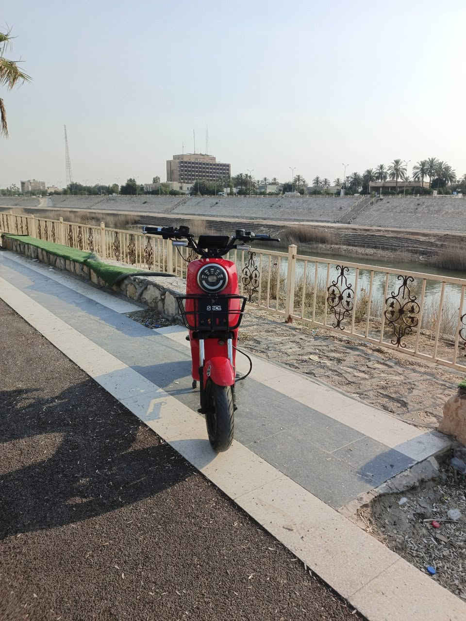 دراجه شحن R10 نظيفه فول تزويد و 5بطاريات نضام رجوع للخلف سرعه 70 حقيقي السعر 350وبيه مجال بسيط للاستفسار ***********

