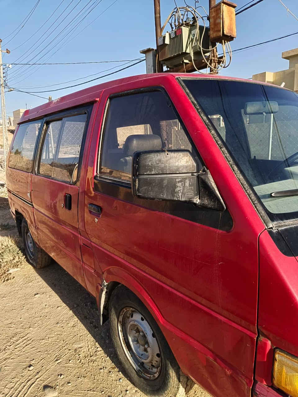 السلام عليكم 
سيارة كيا نفرات للبيع نوع نسيان فانيت موديل 93 لون احمر عدد المقاعد سبعة محرك مال كيا حمل كاز استخدام مال عائلة مو مال نفرات تاخذها تشدلها كرسي بل خلف وتصير نفرات مكاني موصل للاستفسار و التواصل. 
***********
