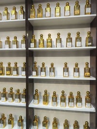 شيش عطور للبيع جديدات ونضيفات عددهن 115 للاستفسار خاص او واتساب 077660...