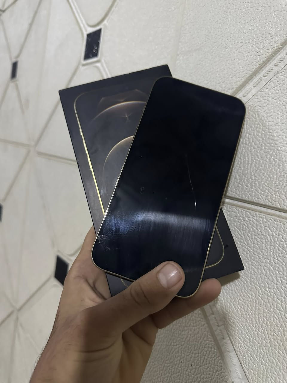 آيفون 12 بروماكس جهاز نضيف ستخدام شخصي مكفول من كلشي ماممفتوح وين مايعجبك افحص فقط فطور بالشاشه شريحتين نسخت ZA بطارية 80 ذاكرة 256 كامل محلحقات سعر 400 نهايته كلش بدون عملة رقمي ***********
