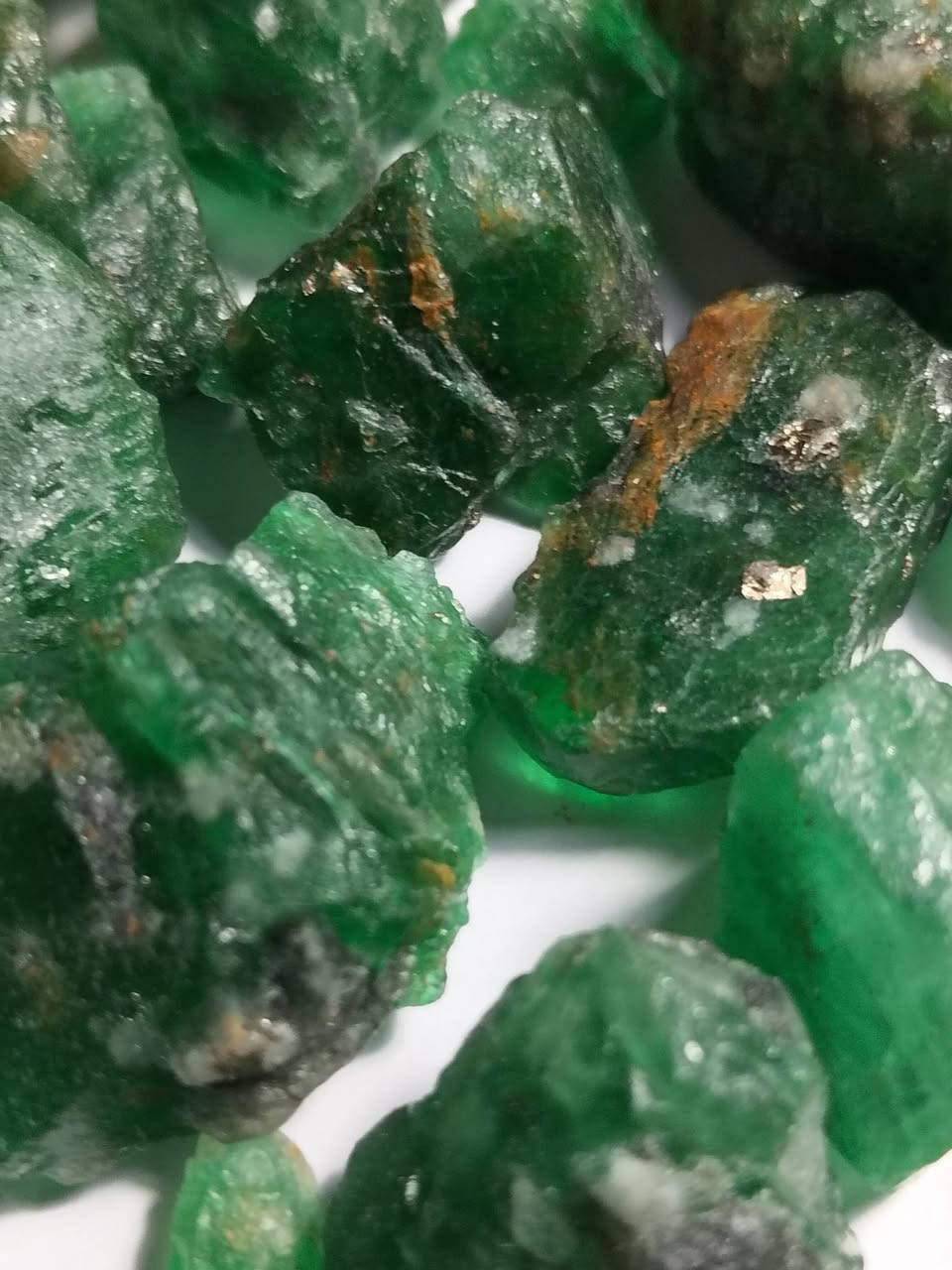 Big size swat emerald cutting grade weight 4000 Carat beautiful colour 5 Carat to 310 Carat


**إذا كنت صاحب هذا الإعلان وتريد حذفه لأي سبب، رجاءا أرسل رسالة إلى الدعم الفني**