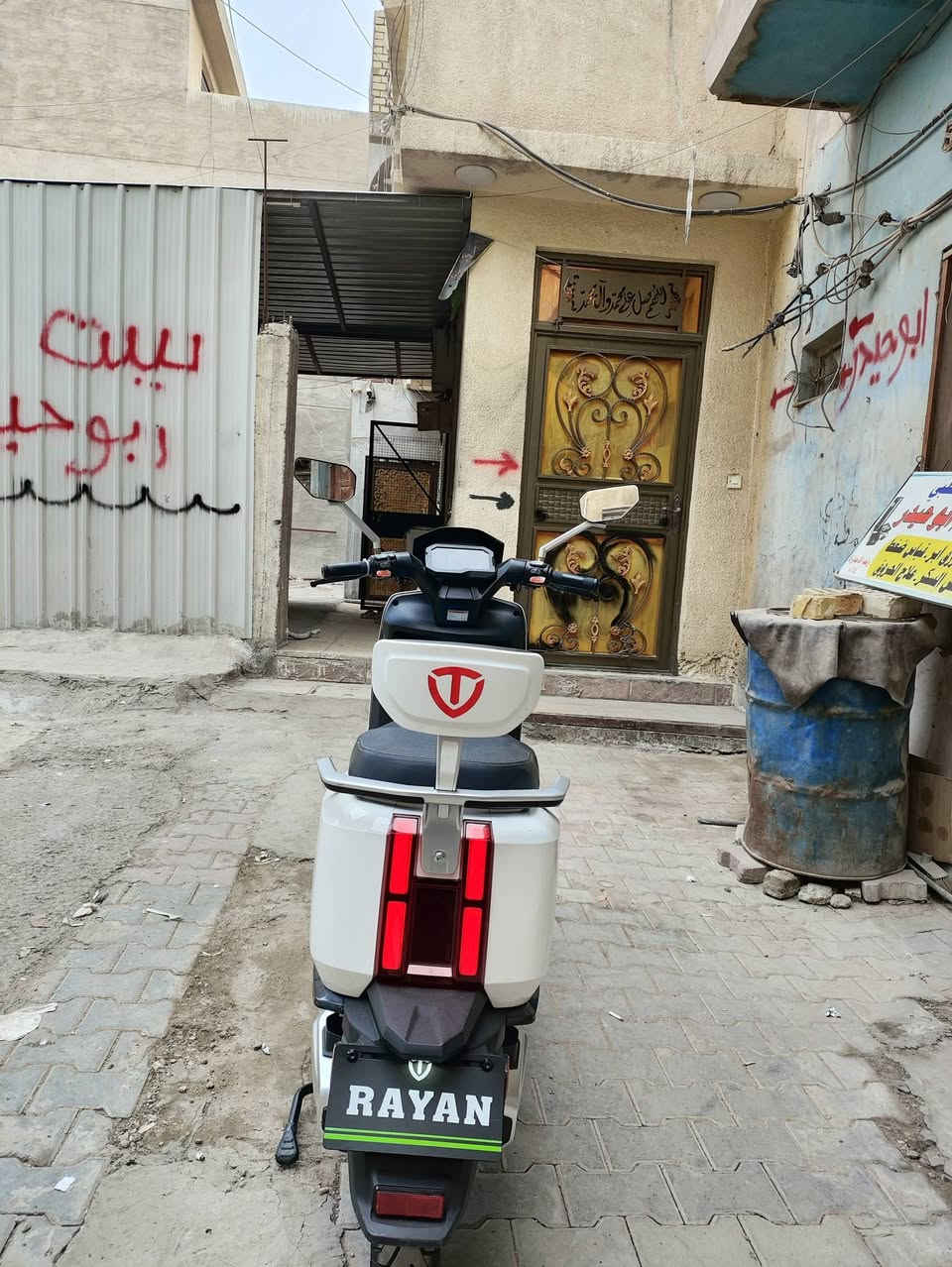 السلام عليكم دراجة شحن وحش الكون جديد زيرو استعمل 15 يوم 6 بطارية مسطرة وصل موجود *********** سعر 950 عنوان بغداد سوك الغزل سرعه 80 حقيقي  ملف بقدرة 2000 واط
