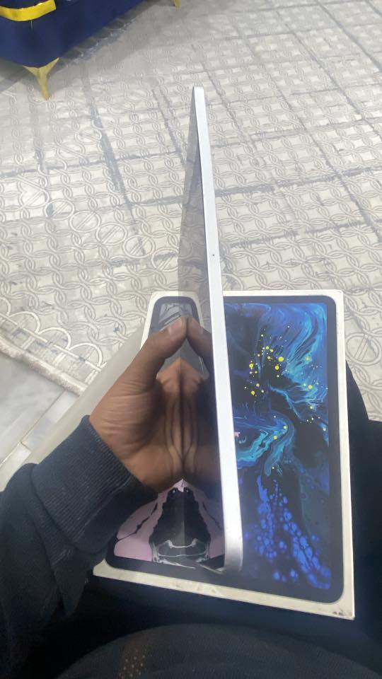 السلام عليكم
ايباد 11 برو 2018 

ذاكره 64 

الايباد مكفول كلشي ما ابدل 

فقط الشاصي مالته بي طخات بسيطة 

نضيف جداً الايبادفقط الشاصييي بس طخات

كامل ملحقات كارتونه الكيبل الاصلي وراس الشاحنة 

بطارية ماتصرف ابدد 

120 فريم ببجي 

كلش حلو ونضيف الايباد 

سعرة 325 وبي مجال 

مكاني حله بكرلي 

مراوس 

*********** واتساب
