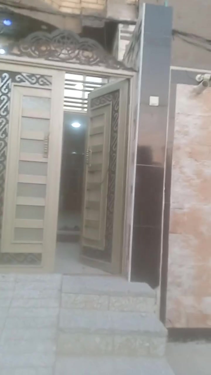 بيت البيع المساحه 105 السعر 75 بيه مجال رقم الهاتف *********** تفاصيل بلفديو العنوان بغداد مدينه الصدر دسيم مقابل حسينيه شيخ وهاب شارع عريض 10متر وشراي يخابر الا يراسل بدون احراج
