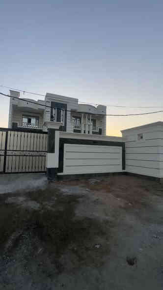 الدورة هورجب مقابيل المنتجع 
400m مع الحديقة
الأبعاد 13x30
استقبال 7x5+كندور
مطبخ 6x4
صالة 65m مربع
غرفتين نوم الطابق الأول 
غرفة طابق ثاني
حمامات داخلية متكاملة

***********
