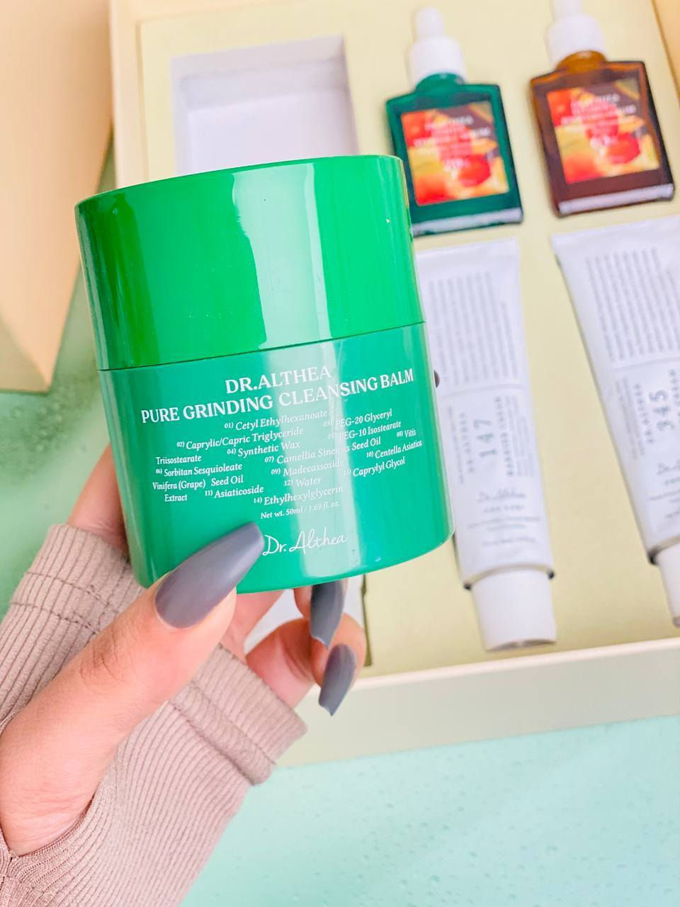 مجموعة هدايا للعناية بالبشرة من ماركة دكتور ألثيا (Dr. Althea) الكورية. 📦😍🇰🇷

بلسم التنظيف (Pure Grinding Cleansing Balm) وجل التنظيف بالأحماض الأمينية (Green Relief Amino Gel Cleanser). 🌿

سيروم فيتامين سي اللطيف (Gentle Vitamin C Serum) وكريمات مرطبة (كريم 345 Relief وكريم 147 HA). 💆‍♀️

تتميز المنتجات بتركيبات غنية بالمكونات الطبيعية ومصممة لتكون لطيفة وفعالة على البشرة، حتى الحساسة منها. 👌✨

تعالج المجموعة مشاكل البشرة المختلفة مثل الجفاف، الاحمرار، حب الشباب، والتصبغات😍💯

سعر البكج ٢٦ الف


**إذا كنت صاحب هذا الإعلان وتريد حذفه لأي سبب، رجاءا أرسل رسالة إلى الدعم الفني**