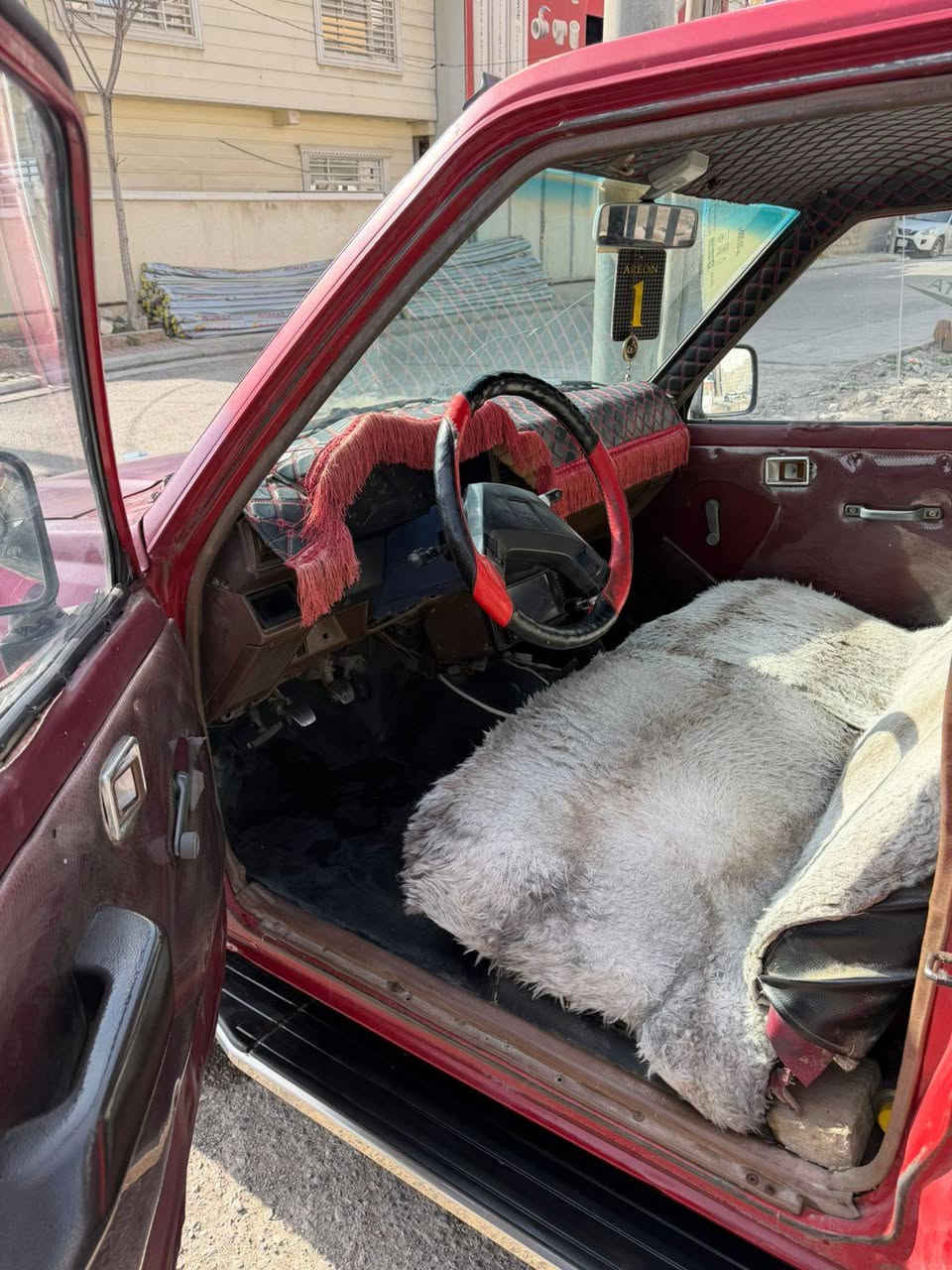 تۆیۆتا پیکاب 1985 گوڵە سورە  
ئارمی سلیمانی 
سەیارەکە سوکانی کراوە بب
 کارەبای وە ئیستۆپەکانی کراوە بە دیسک 
سەیارەکە گێڕ و مەکینە بەشەرت 
٦ گێڕ بە بەگەوە 

سعر : لە کۆمێنت داوای بکە ڕاستەوخۆ بۆت دێت 🤖 

سەیارەکە مالی کەسابەتە جائیزە بۆ کەسابەت 
هیچ کەم و کورتی نیە

ژمارەی خاوەنەکەی 
***********
