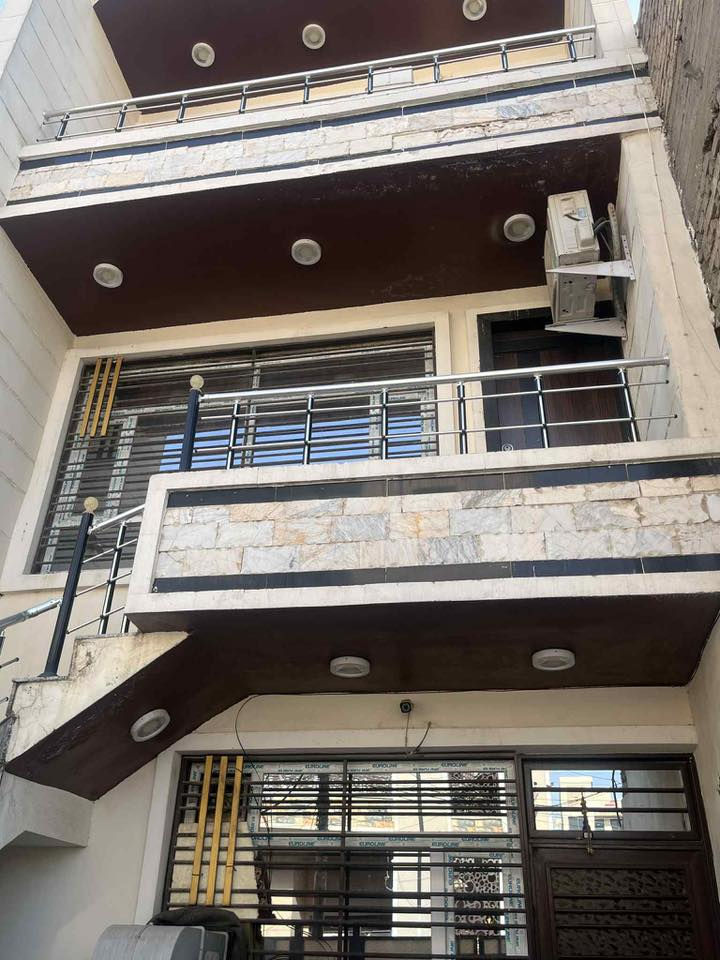 بيت حديث جدا للبيع 100 متر ثلاث طوابق بناء طابوق درجة أولى   
العنوان الدورة مدخل شارع ٦٠    
يحتوي البيت ع ٣ طوابق كاملة  مع بيتونة ومخزن فوق الطابق الثالث 
4 غرف نوم 
غرفة نوم طفل 
حمامات عدد ٢ 
استقبال 
صالة ومطبخ  ومناور 

للاستفسار  ***********
