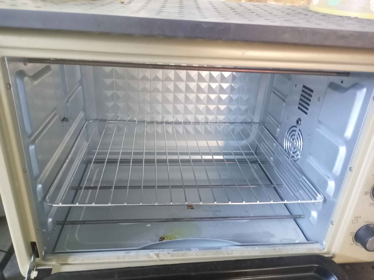 +4                  فرن كهربائي من ماركة بومان (Bomann) يتميز بسعة كبيرة تصل إلى 60 لتراً.المواصفات: يعمل بقوة تصل إلى 2400 واط أو 2800 واط بناءً على الطراز.الوظائف: يحتوي على مروحة داخلية لتوزيع الحرارة، شواية دوارة، و 3 إلى 6 هيترات للطهي.التحكم: مزود بمؤقت حراري يصل إلى 60 دقيقة ودرجات حرارة تصل إلى 250 درجة مؤويه‎ |  3 هيترات بالاعلى و 3 هيترات بالاسفل بغداد, العراق


**إذا كنت صاحب هذا الإعلان وتريد حذفه لأي سبب، رجاءا أرسل رسالة إلى الدعم الفني**