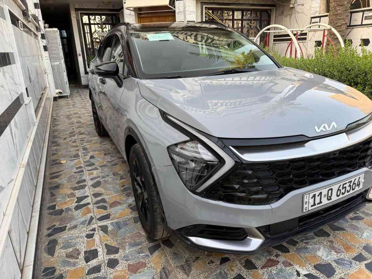 كيا سبورتج 2023 رقم بغداد
فول مواصفات للأخير حجم المحرك2400
 لون إسمنتي (سموك) حادثها بنيد سطحي
بيها طخطخات بصفحة اليسار ومصبوغه ع كدهن والسونار موجود للتوضيح ترايها حلو سياره جديده مابيها نقص السعر 160$ بيها مجال
مكاني بغداد الامين *********** بغداد, العراق
