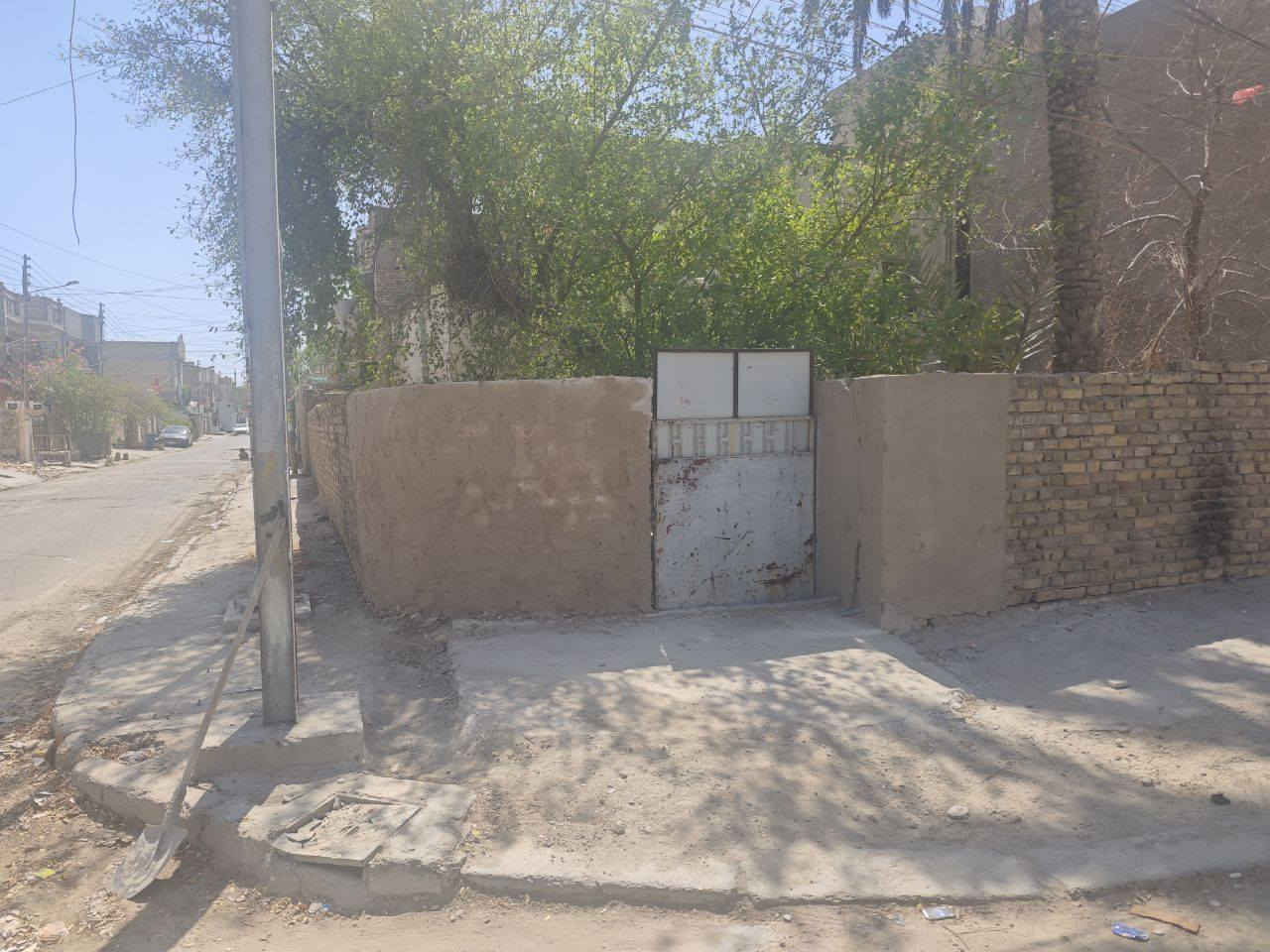 دار للبيع مساحة 261 ركن تجاري على شارع عريض 
الموقع في البياع قريب من الشارع العام 
الدار يعتبر ارض ، ومكانه تجاري 
للتواصل : 
***********
