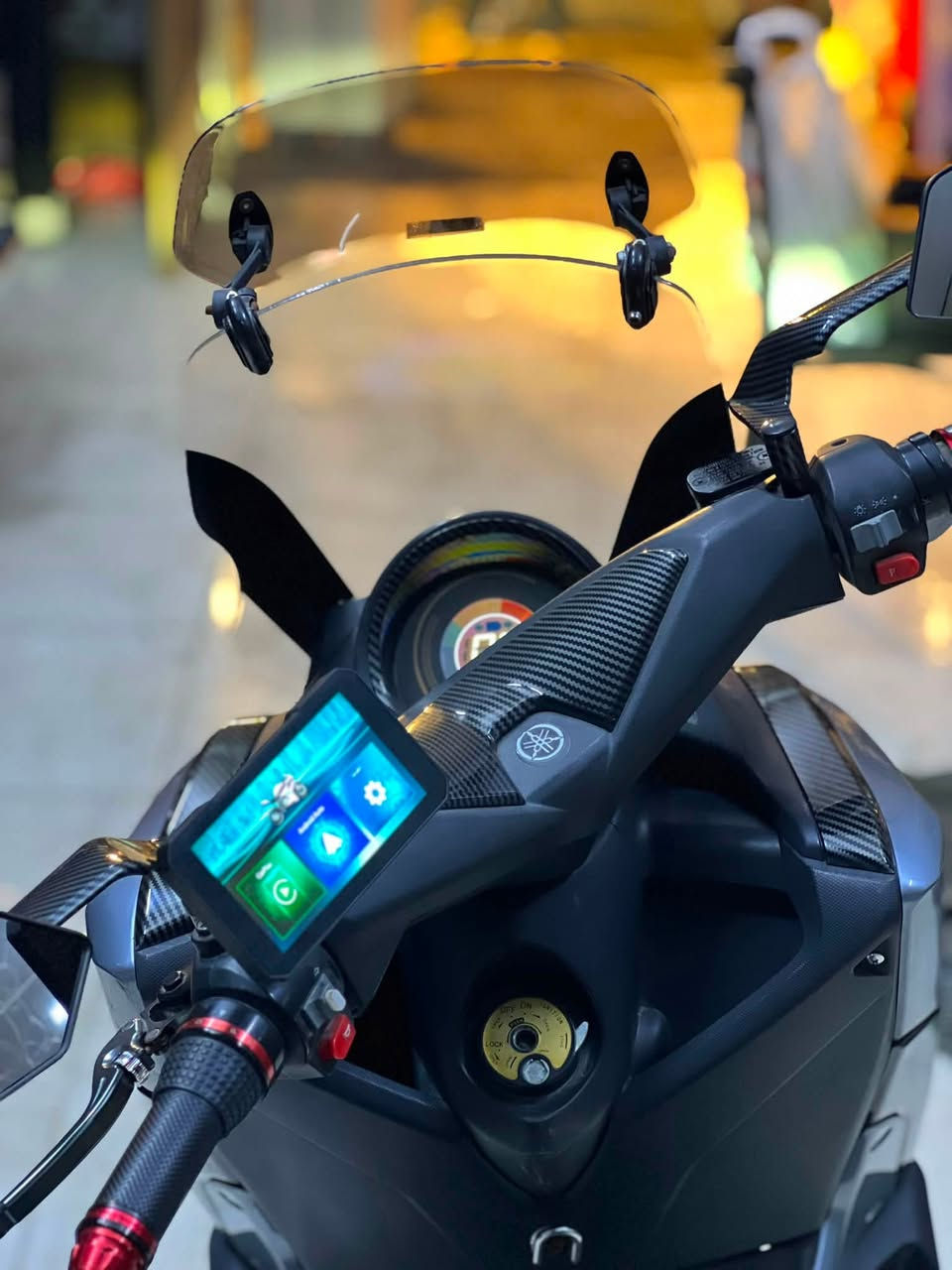 📢 دراجة كهربائية MTR GTX مميزة جداً للبيع
الموديل: سكوتر كهربائي رياضي نوع MTR GTX.
 النظافة: نظيفة جداً وبحالة ممتازة.
 المفاتيح: تحتوي على 2 سويتش (مفتاح) + 2 بصمة للتحكم والتشغيل عن بُعد.
 الشاشة: مزودة بـ شاشة ذكية تدعم نظام كار بلاي (CarPlay) لعرض الخرائط والاتصالات والموسيقى.
 الإضافات والتصميم: تطعيمات مميزة من الكاربون فايبر تعطي الدراجة مظهر رياضي وفخم، بالإضافة إلى إضاءة LED حديثة.
 منظومة التعليق: دبلات غاز حقيقية لتوفير أعلى مستويات الراحة والاستقرار على الطريق وامتصاص الصدمات.
 البطاريات: منظومة قوية تتكون من 6 بطاريات (حجم 45 أمبير) بعزم عالي.
 المسافة: تقطع مسافة 70 كيلومتر بالشحنة الواحدة.
 الملحقات: تأتي مع شاحنتها الأصلية.
💵 السعر: مليون و50 ألف دينار عراقي (1,050,000 د.ع).
📍 المكان: بغداد - منطقة القاهرة.
📞 للتواصل والاستفسار: ***********

