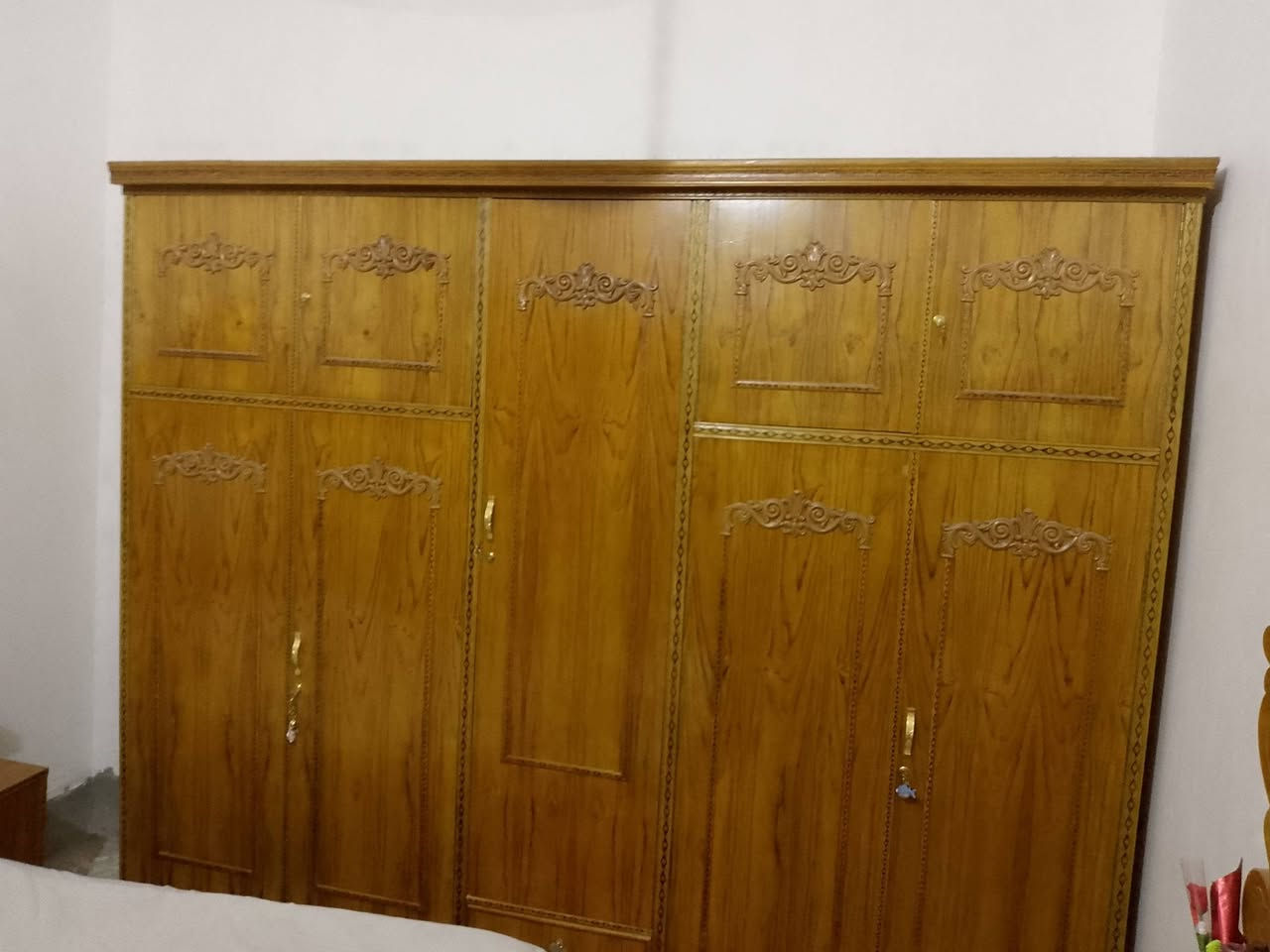 سلام عليكم غرفت اخشاب تسكام كنتور طابقين ملحق شغل درجه اوله غرفه نضيفه وحلوه وضخمه  رايده 650 وبيه مجال للشراي***********
